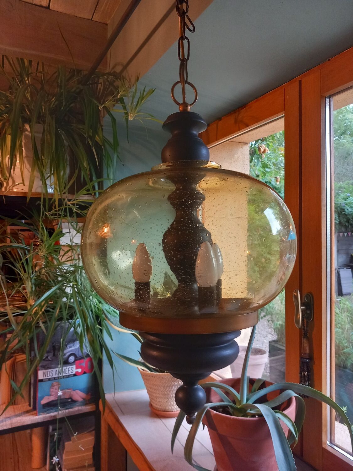Suspension en bois et verre soufflé