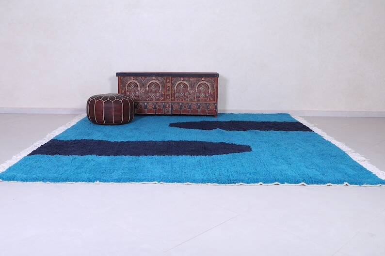 Handmade artisan rug in beige, size 150x250 cm.