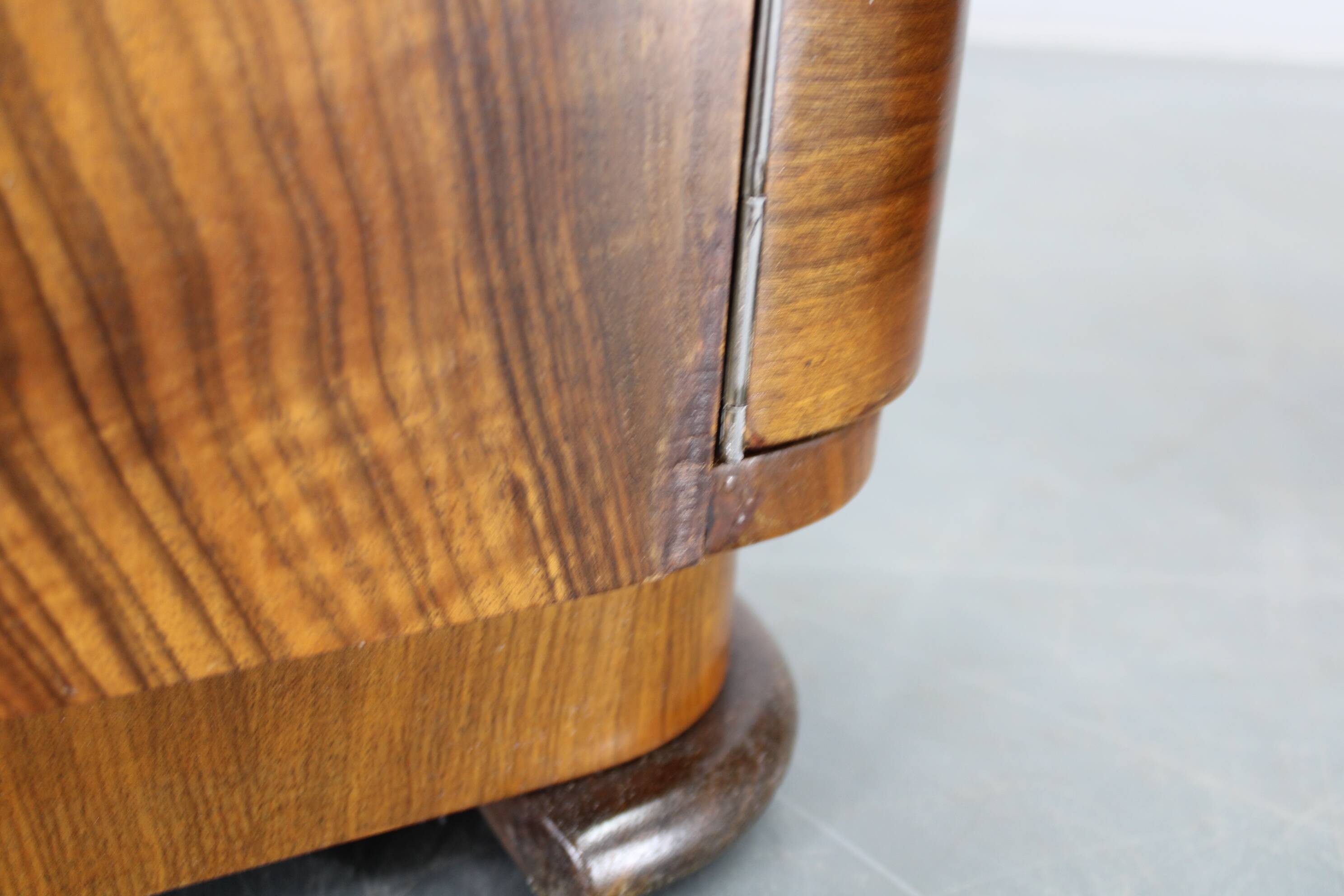 Paire de tables de chevet en noyer, Tchécoslovaquie années 1940