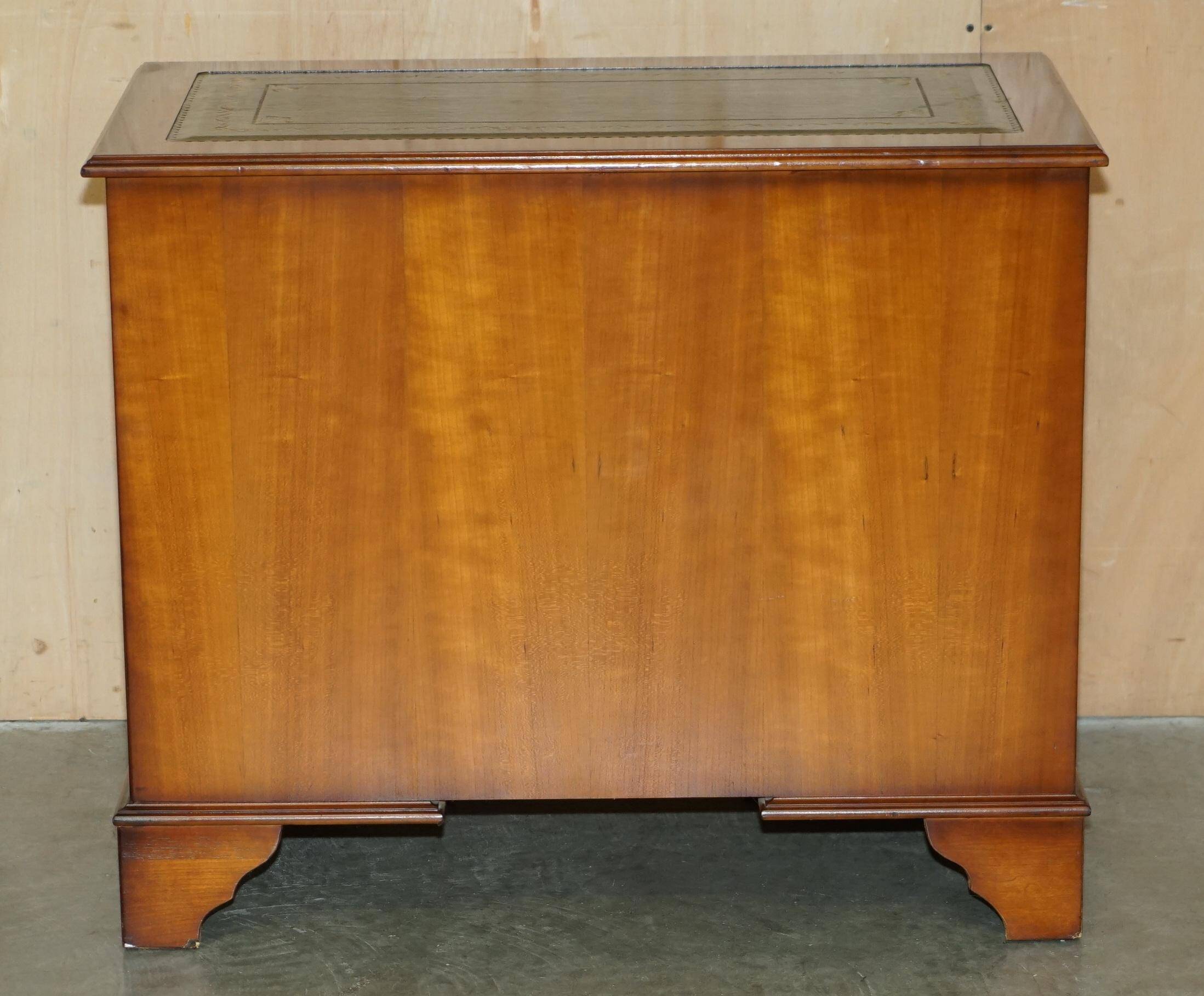 Bureau à deux caissons en bois de if frisé et cuir