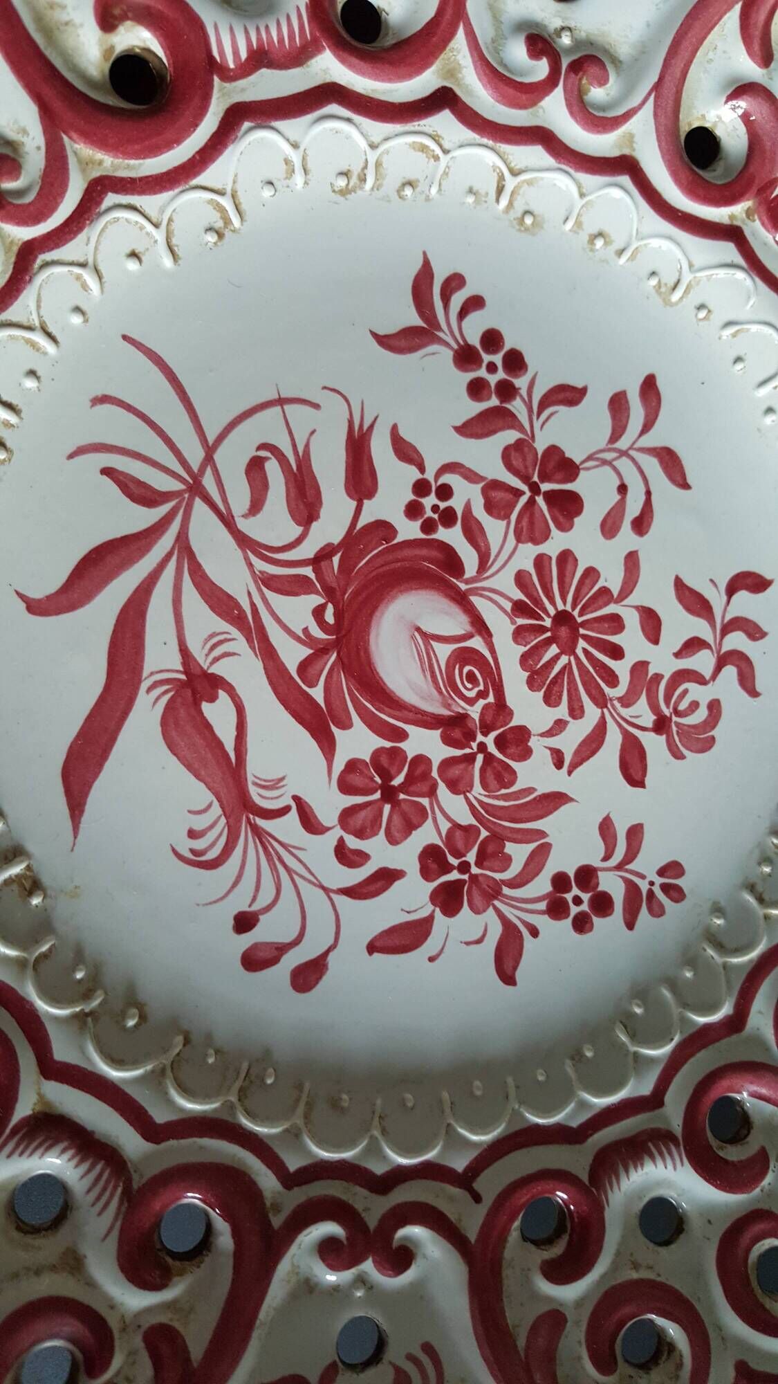 Old plates opened in handmade floral decoration