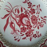 Old plates opened in handmade floral decoration