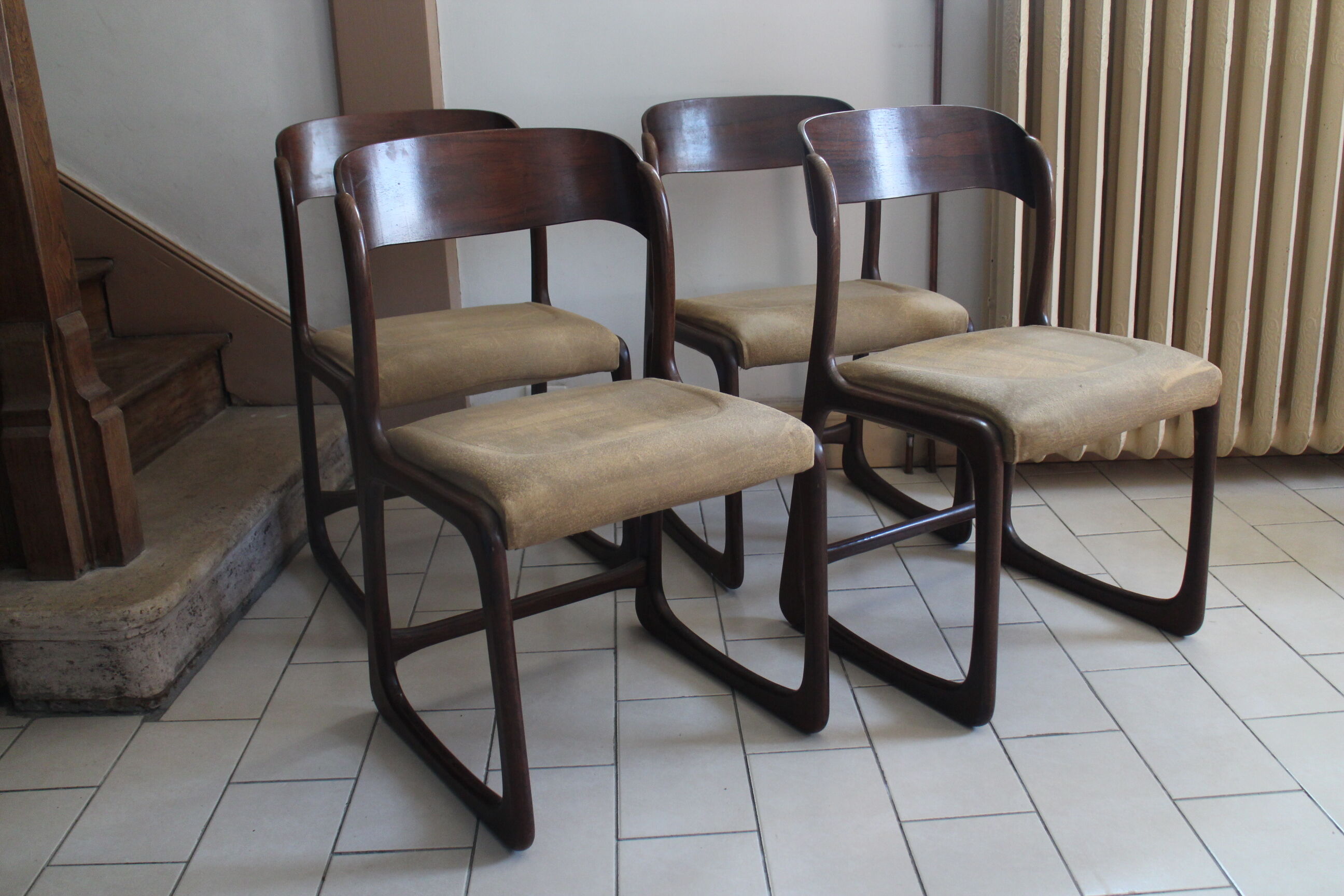 Série de 4 chaises traineau Baumann