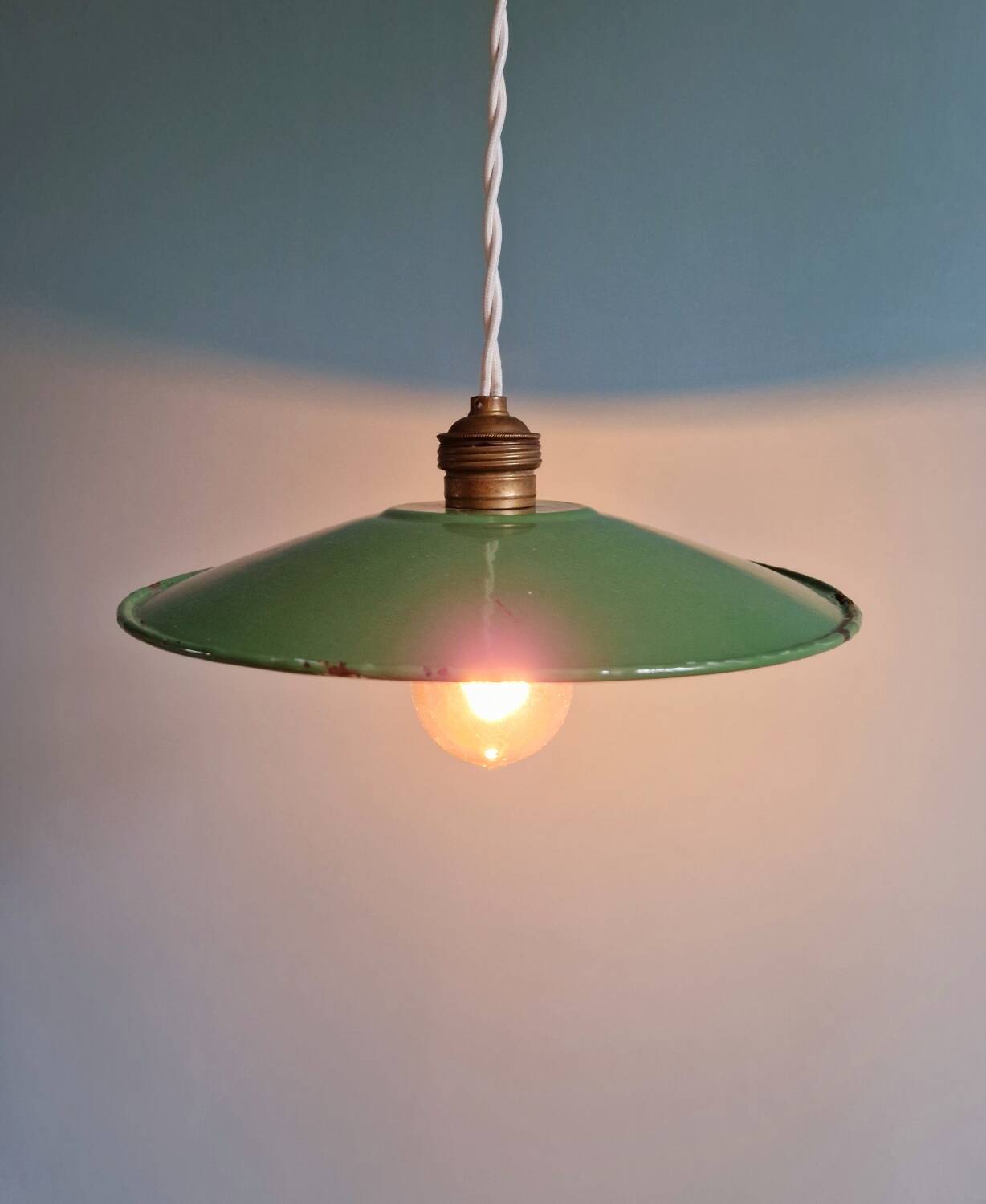 Industrial pendant light in green enamelled sheet metal, 1930s-40s