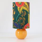 Lampe à poser, pied en céramique émaillée jaune et abat-jour imprimé