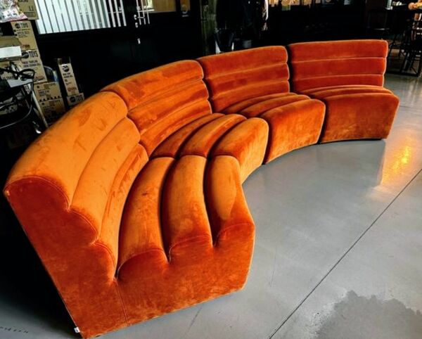 Canapé modulaire orange brûlé 4 places au design futuriste