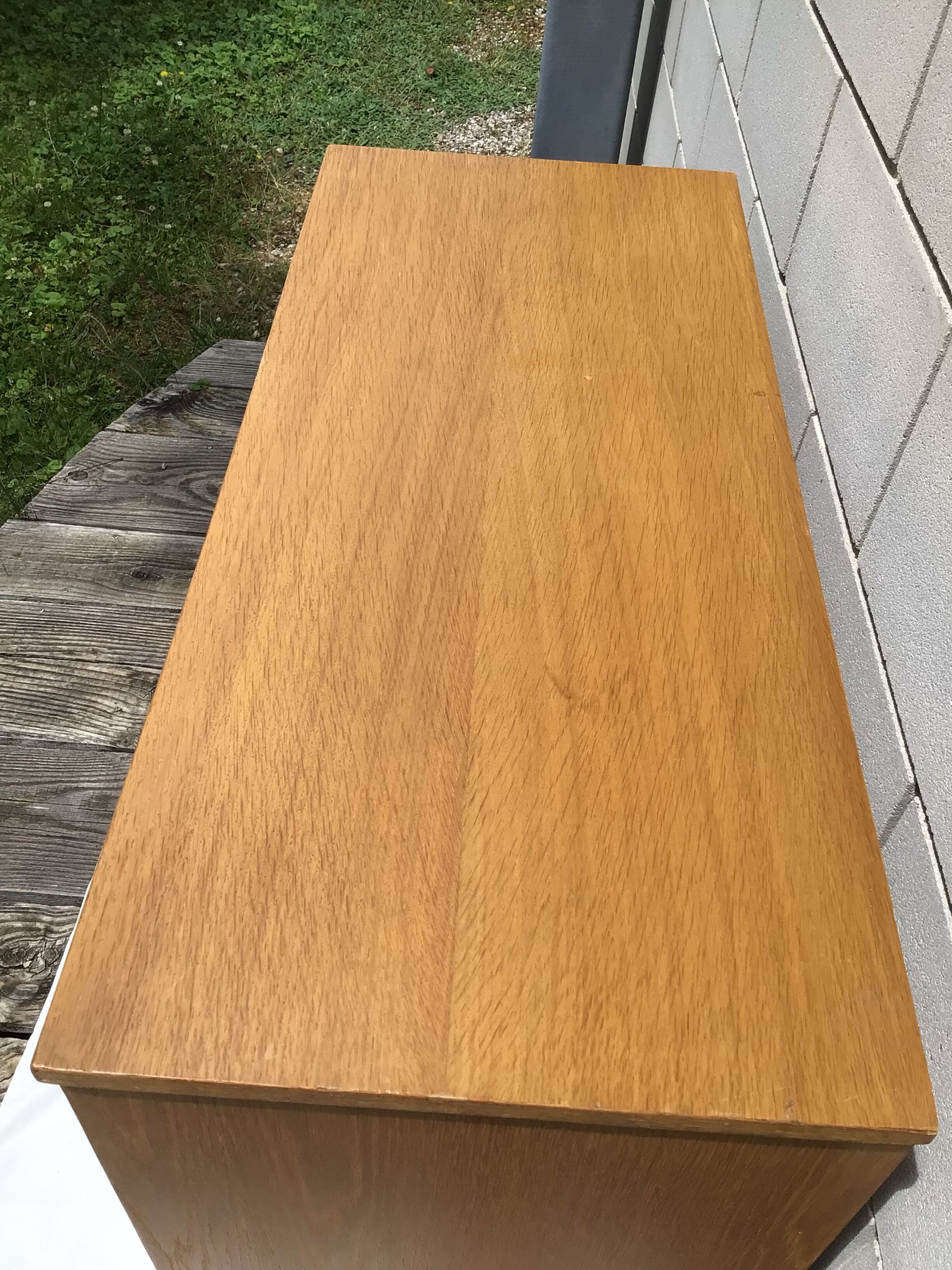 Commode plaquage chêne pieds fuseaux années 60