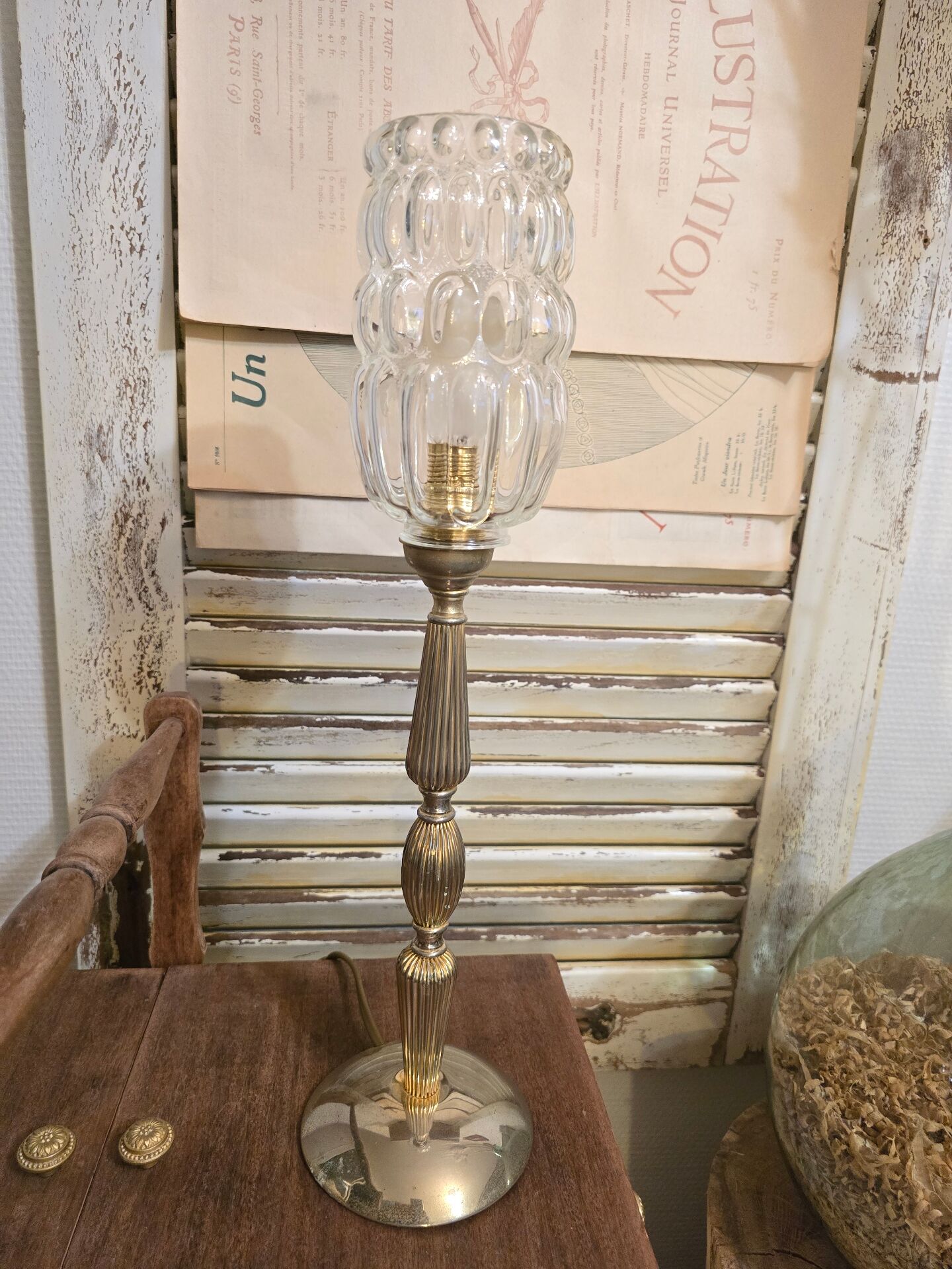 Lampe à poser pied doré et son globe en verre bullé allongé