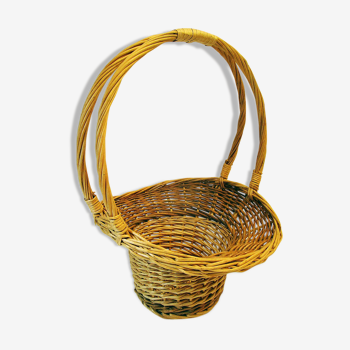 Rattan fruit basket with cove