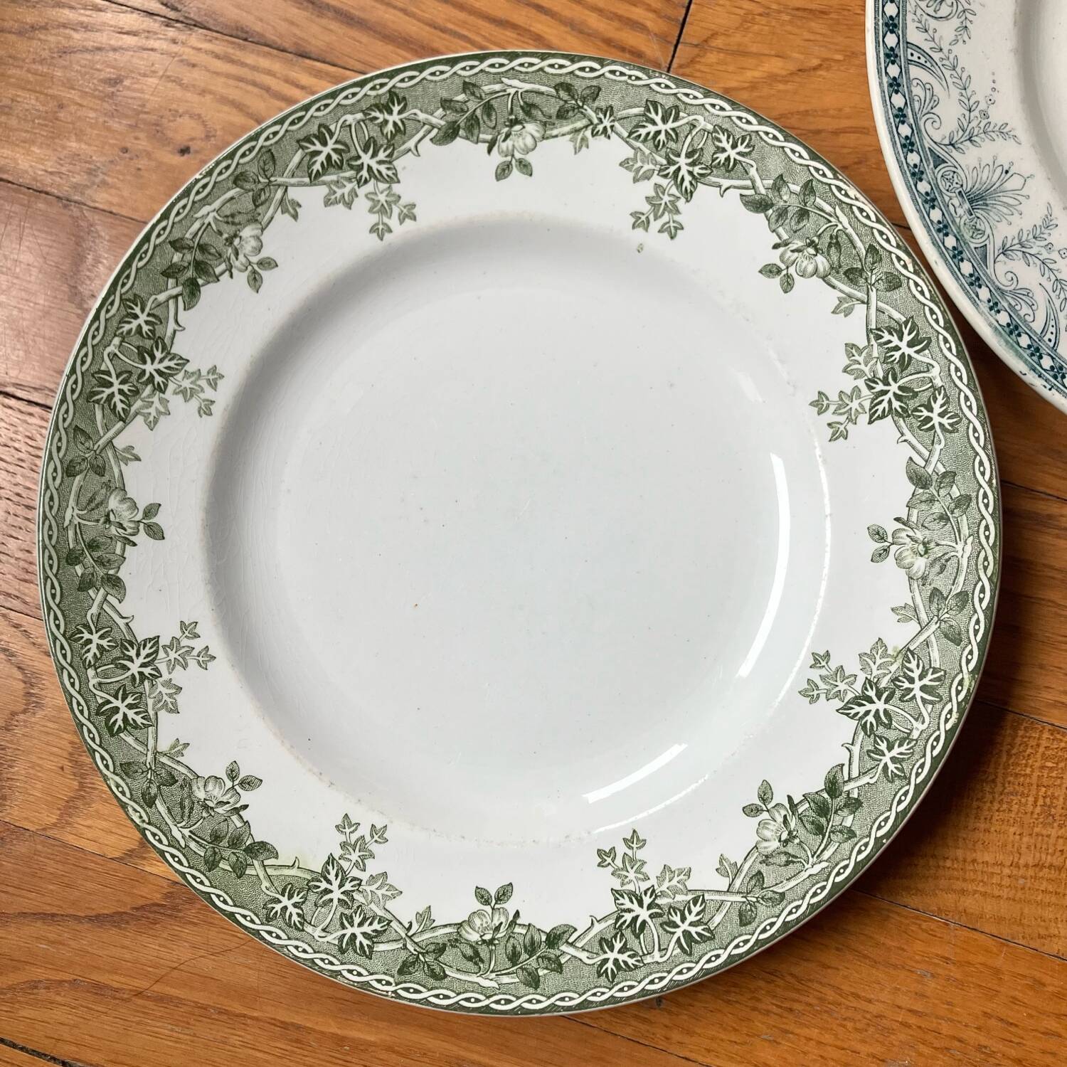 2 assiettes anciennes terre de fer