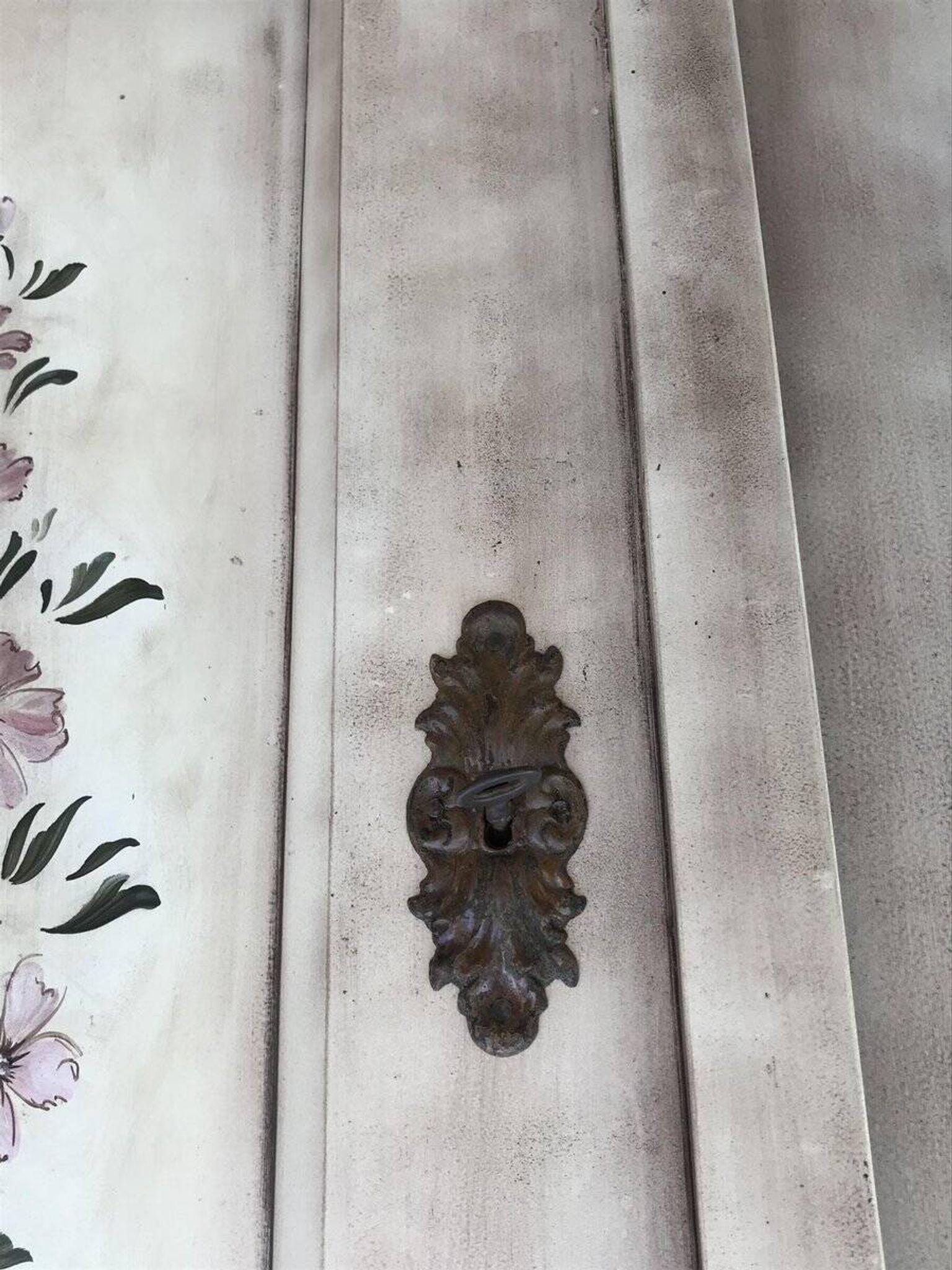 Armoire double gris en pin peint à la main — motif floral romantique, époque 1920
