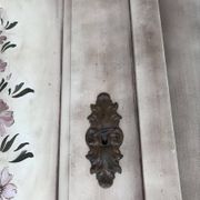 Armoire double gris en pin peint à la main — motif floral romantique, époque 1920