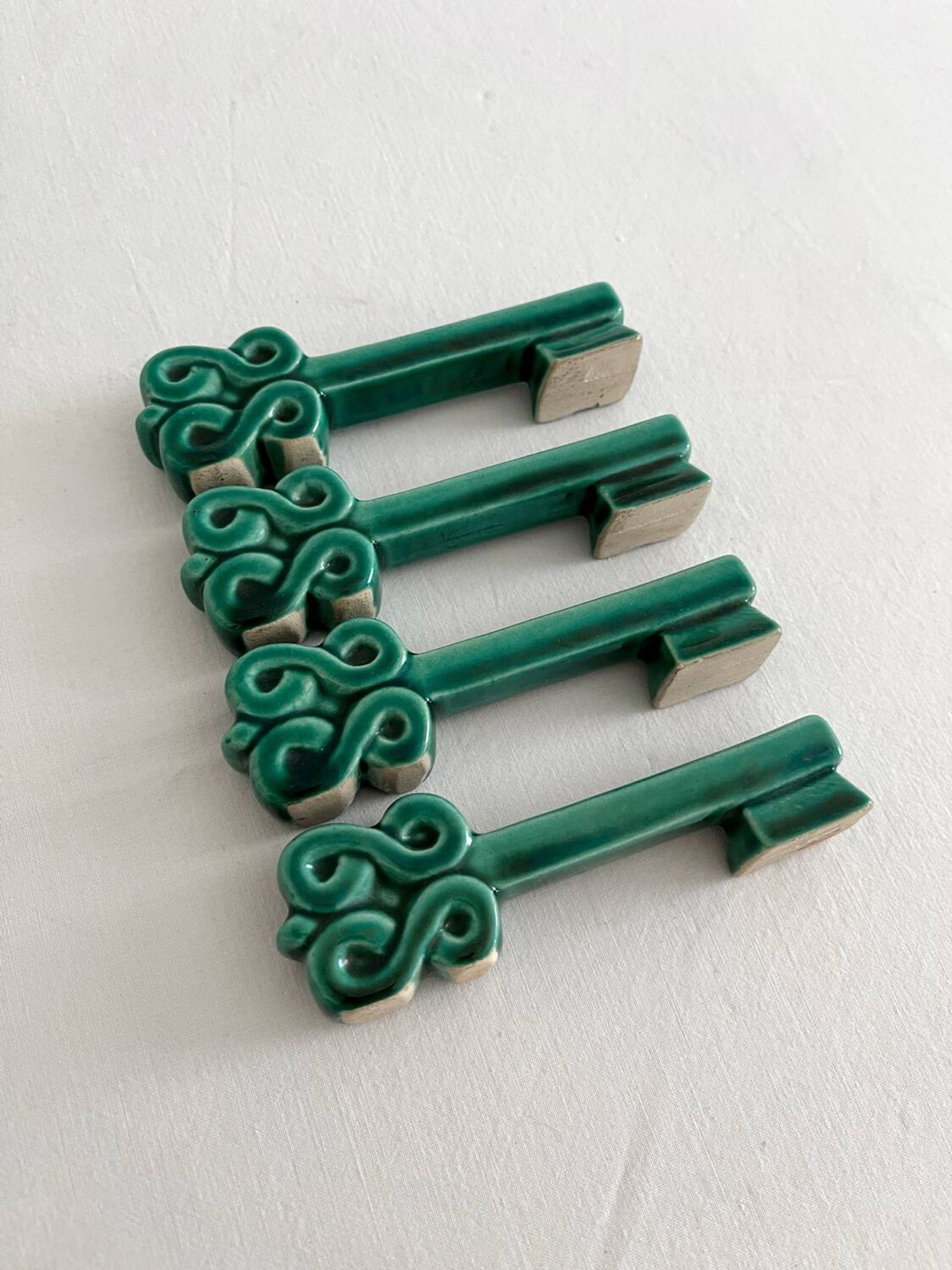 4 green ceramic knife rests in vintage key shape