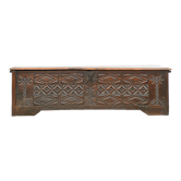 Coffre ancien en bois sculpté