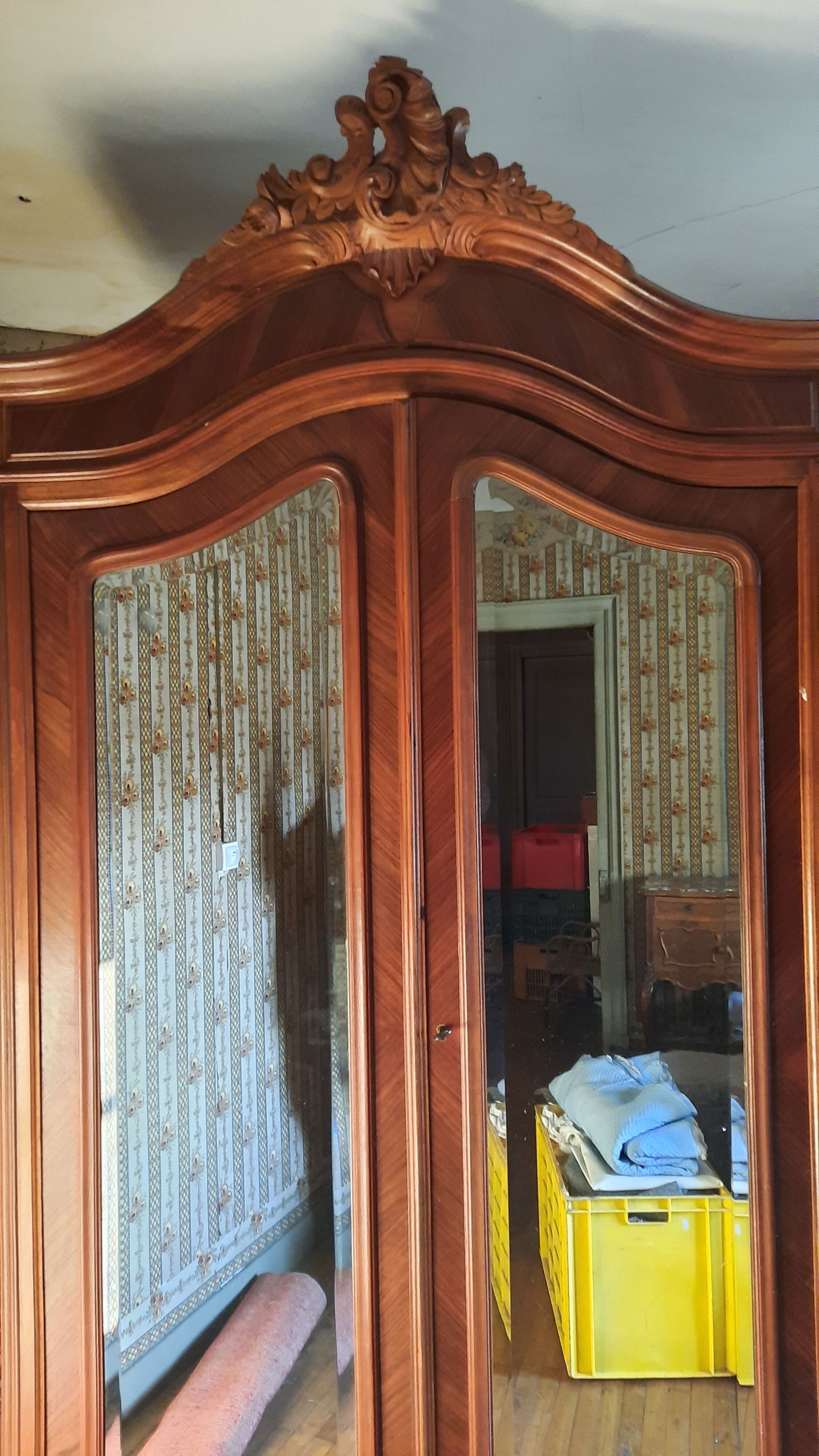 Louis XV rocaille style wardrobe