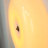 Grande applique murale italienne moderne du milieu du siècle en plexiglas et laiton