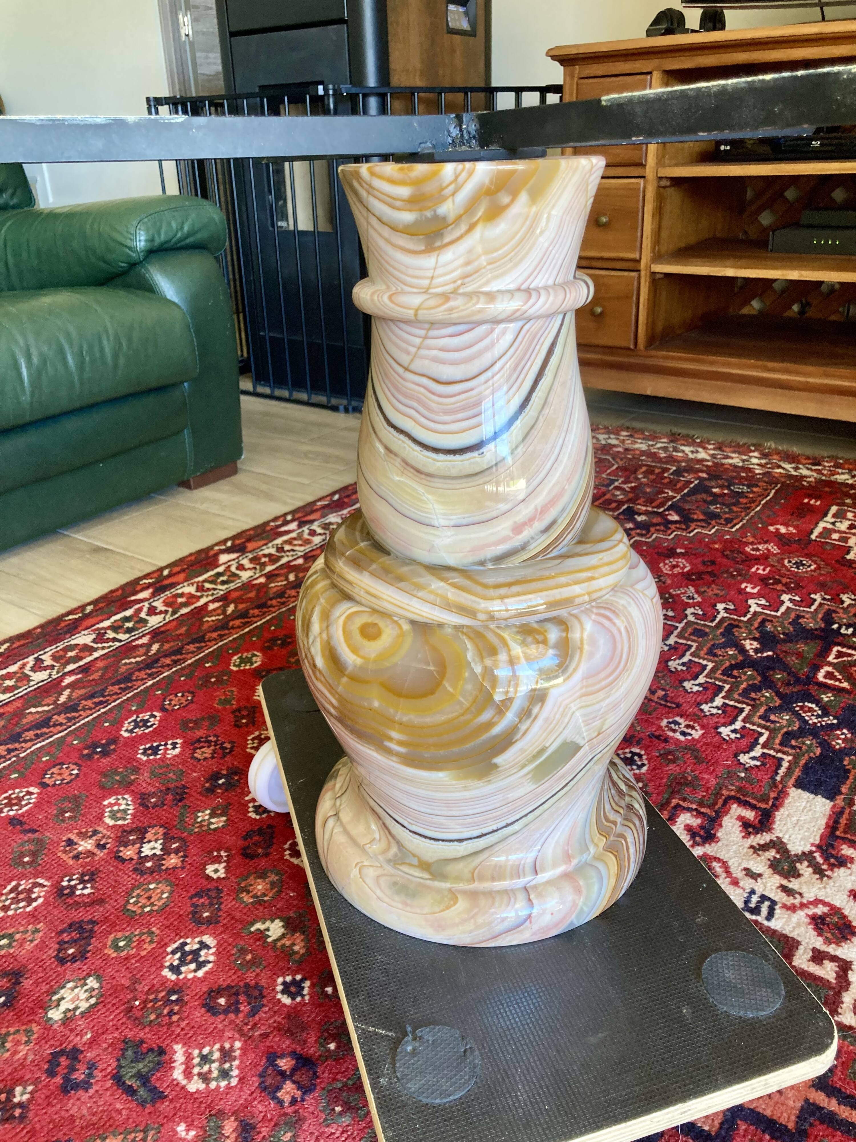 Table basse en onyx forme libre