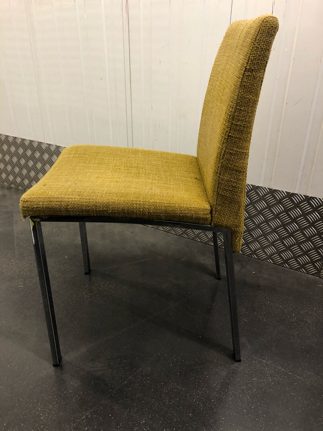 Chaise de bureau moutarde métal chromé Italie vers 1970