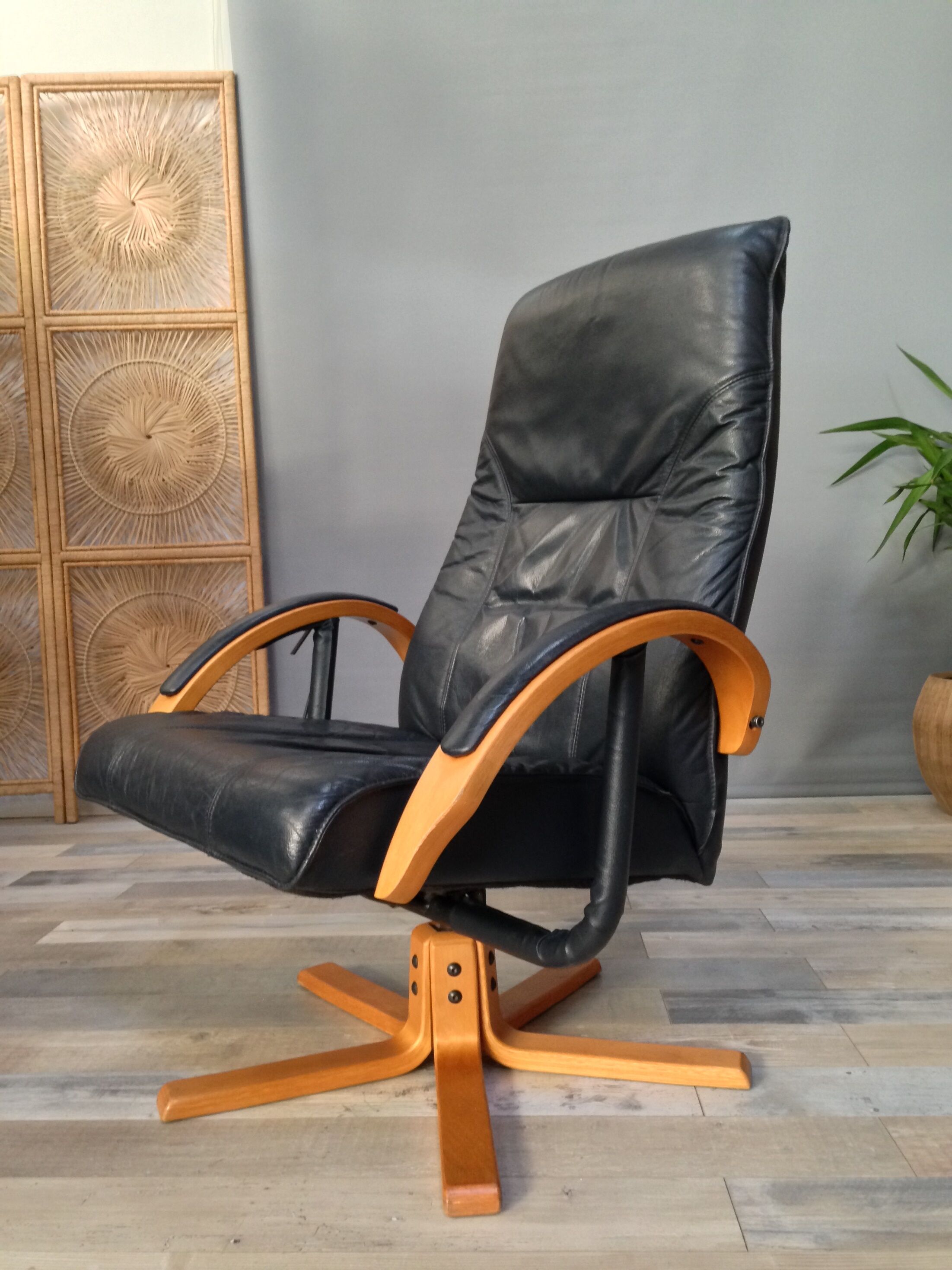 Danish design swivel and reclining relaxed chair by Jorgen Kastholm for Unico
