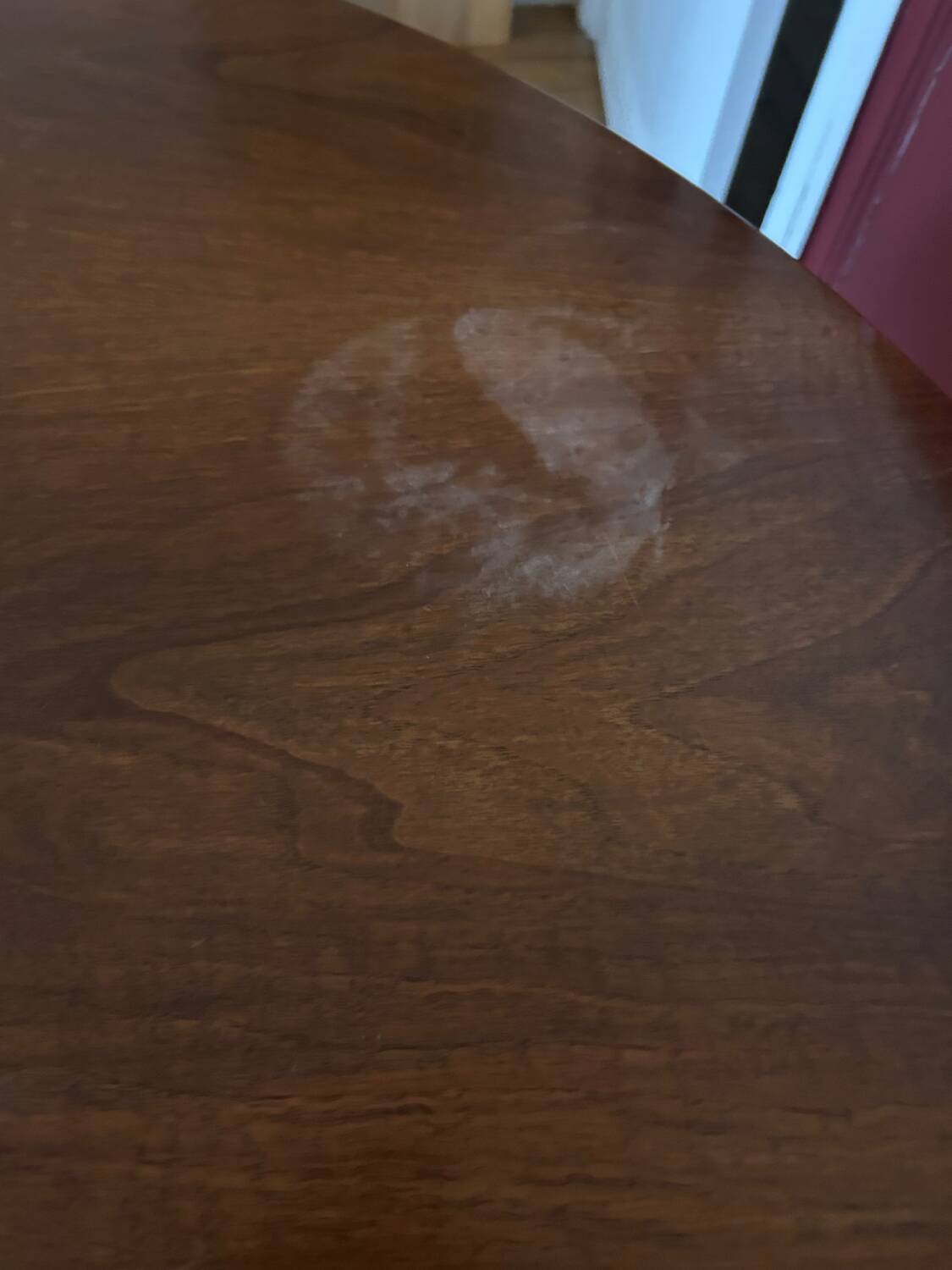 Table ronde en bois verni