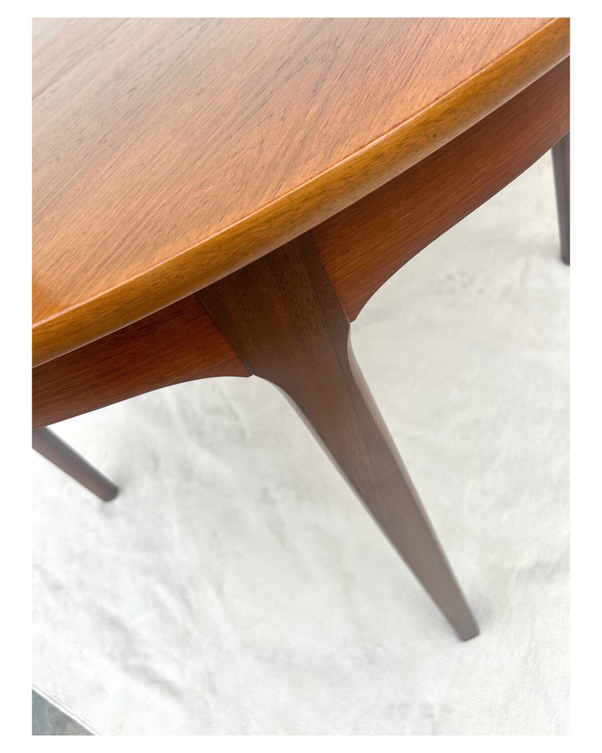 Scandinavian round table with extension