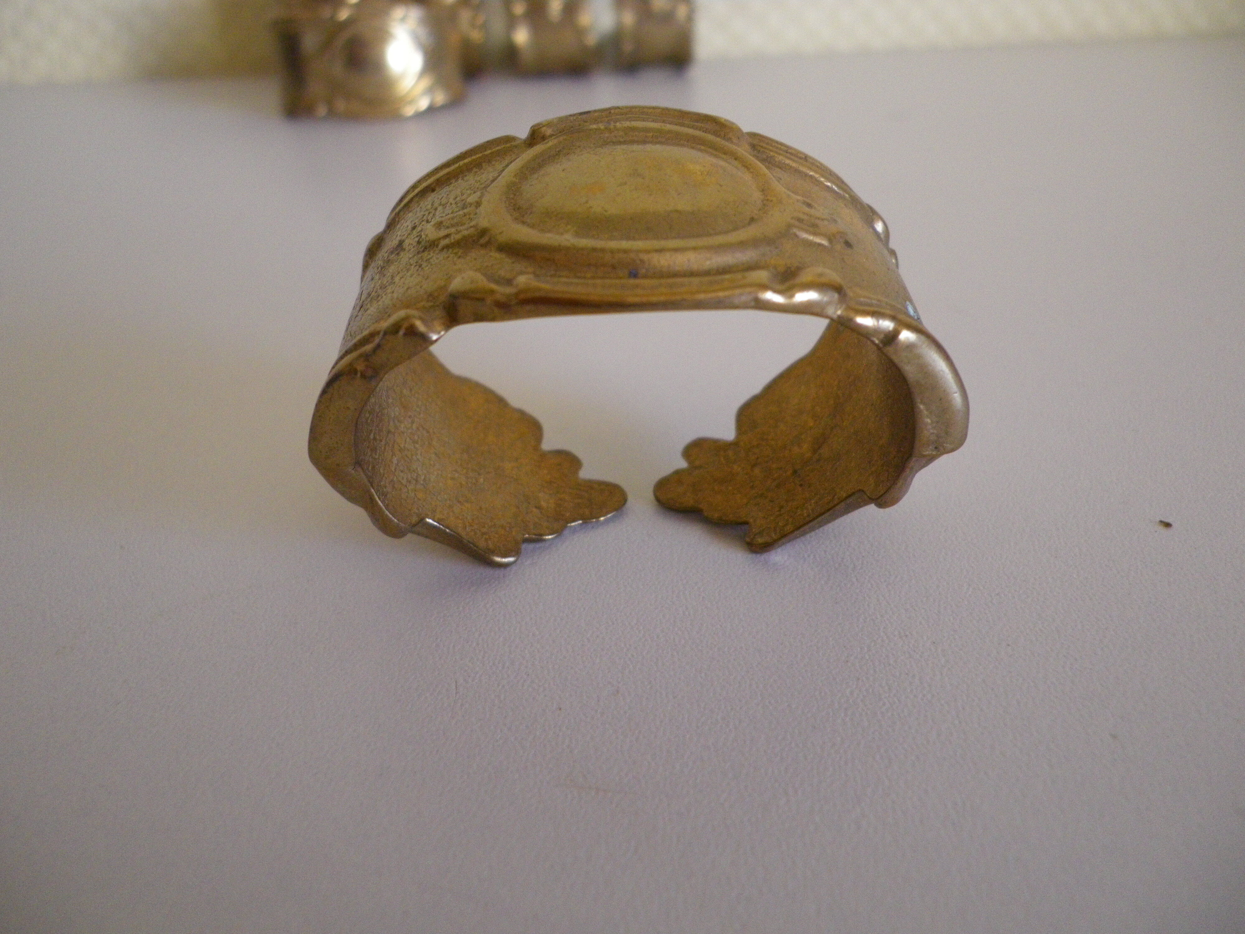 Six rounds of brass towel in their original box 1960  Art Deco