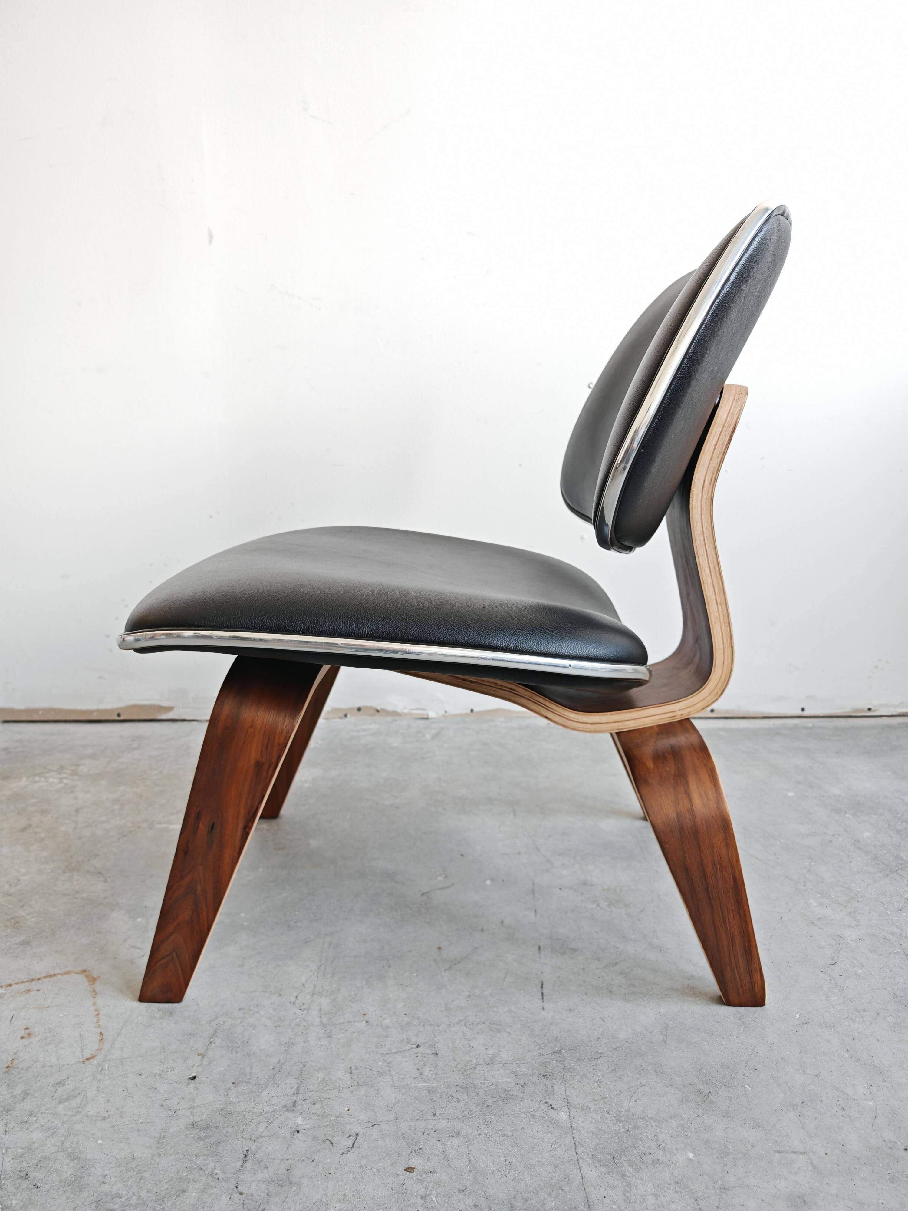 Mid Century Modern lounge chair LCW by Charles and Ray Eames