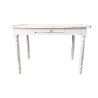 Farmhouse table with drawer