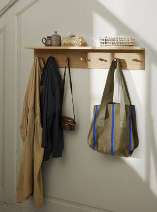 Porte-manteau mural en bois massif avec étagère