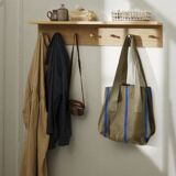 Porte-manteau mural en bois massif avec étagère