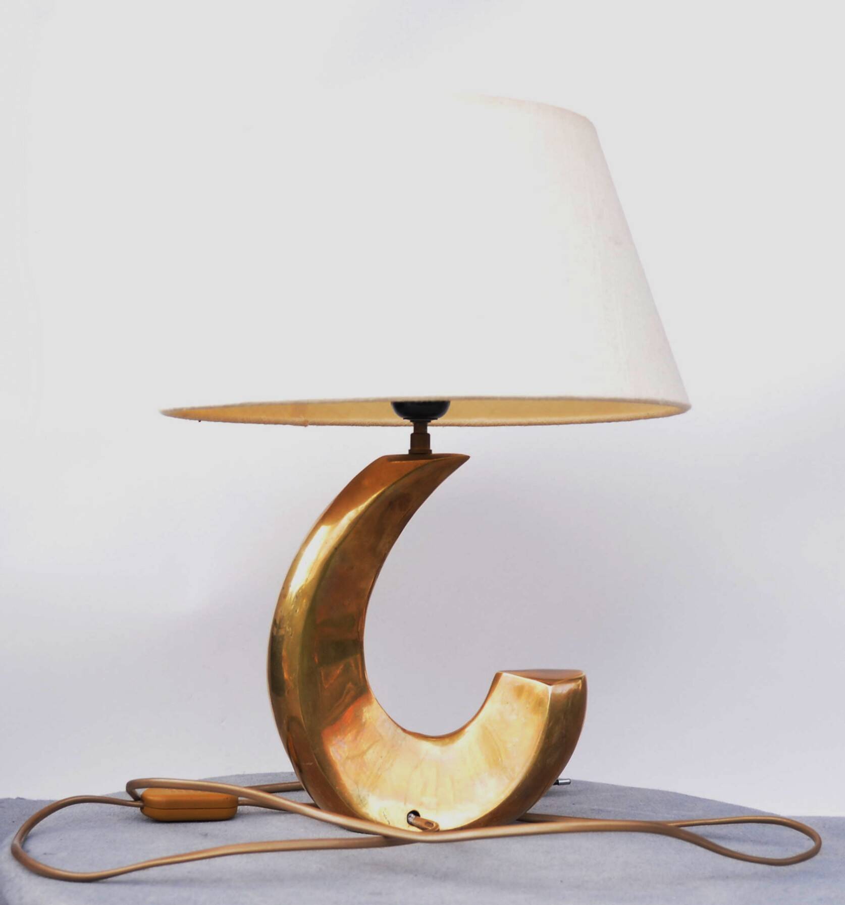 Lampe de table sculpturale en laiton en forme de vague