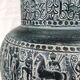 Vase orné de frises d'inspiration antique.