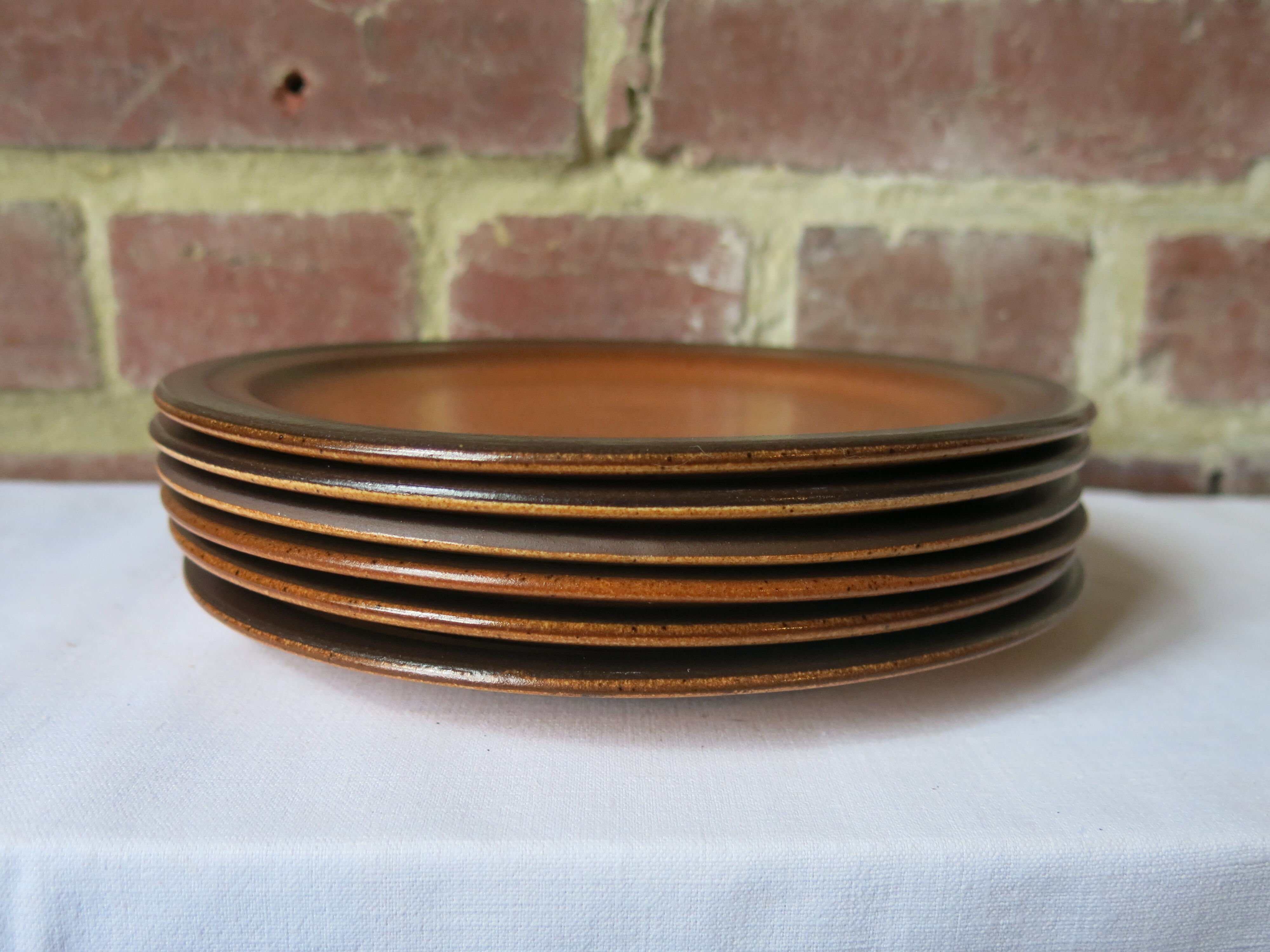 6 assiettes à dessert en grés marron de chez St Amand modèle "meylan"