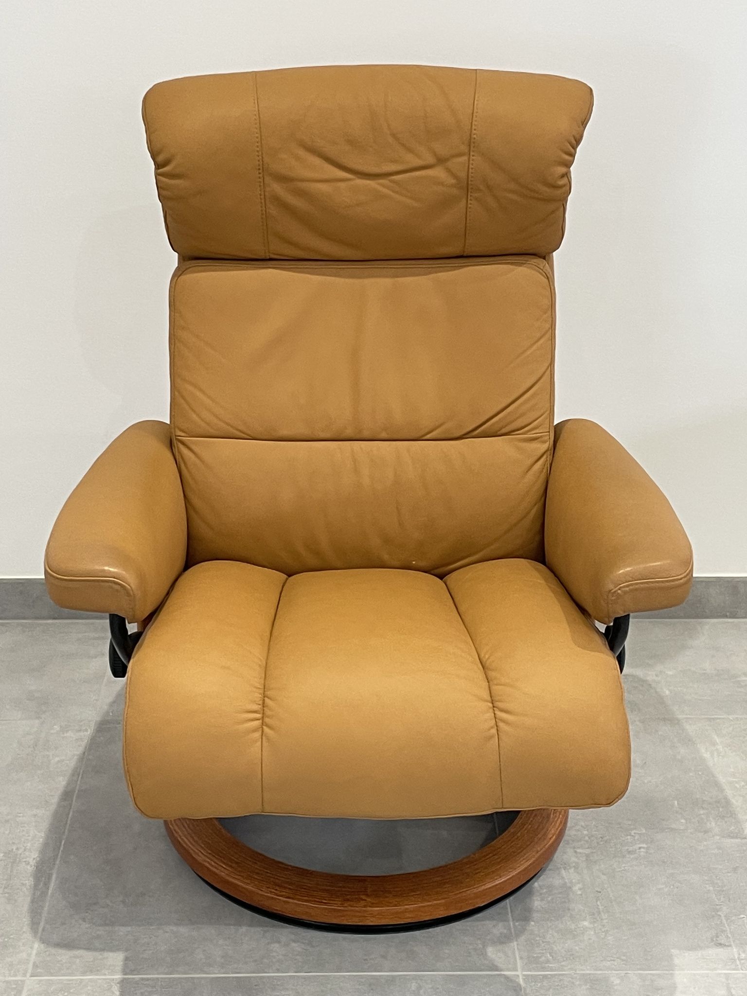 Ekornes chaise longue armchair in Norwegian Scandinavian leather, Chamois