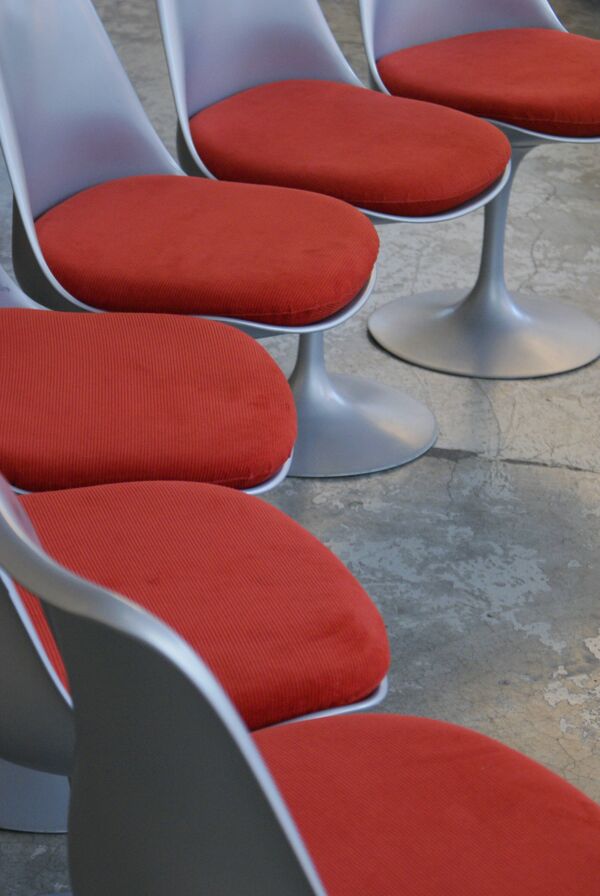 Chaises Tulip d’Eero Saarinen – Édition 50e Anniversaire par Knoll