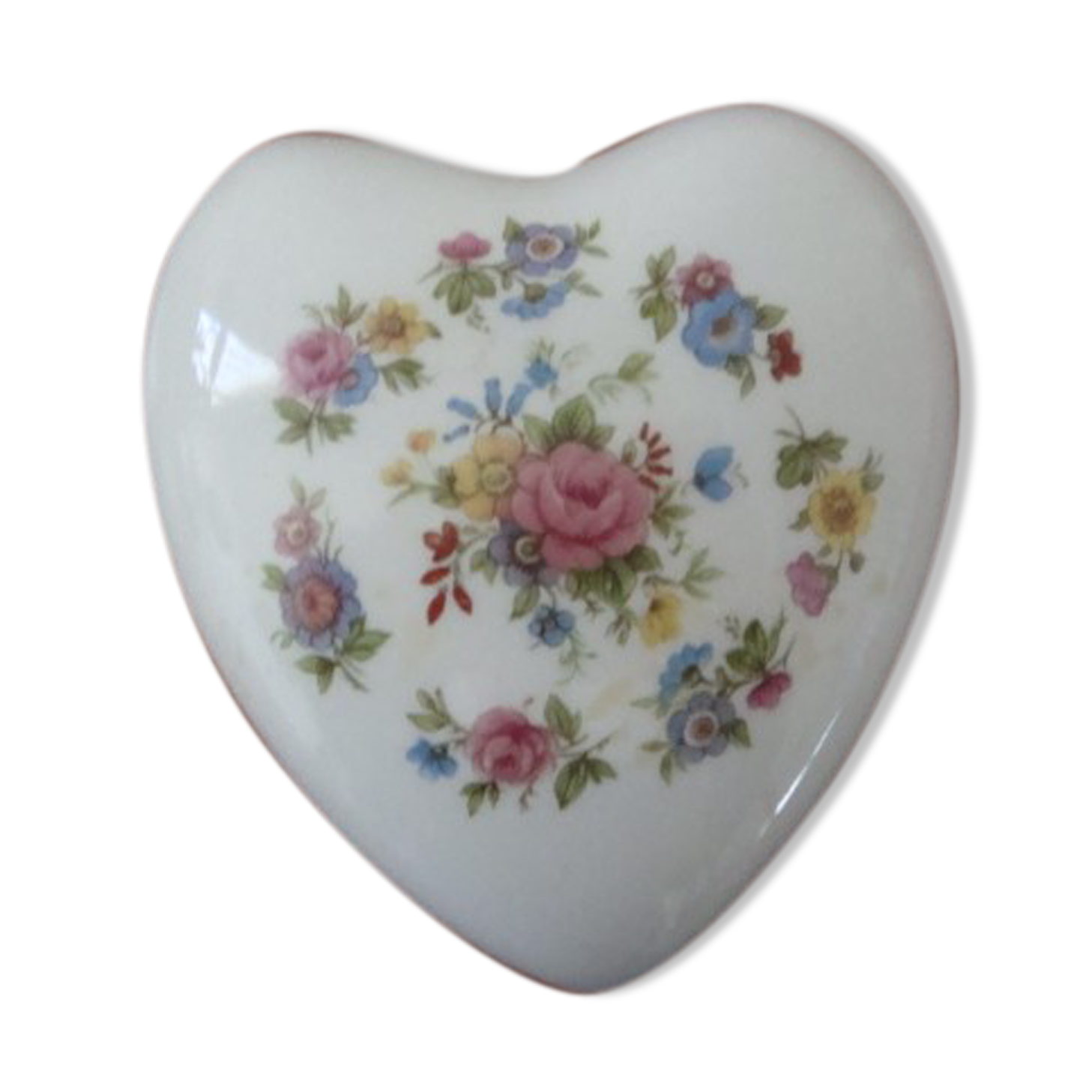 Jewelry box English porcelain in the shape of a heart decorated flowers