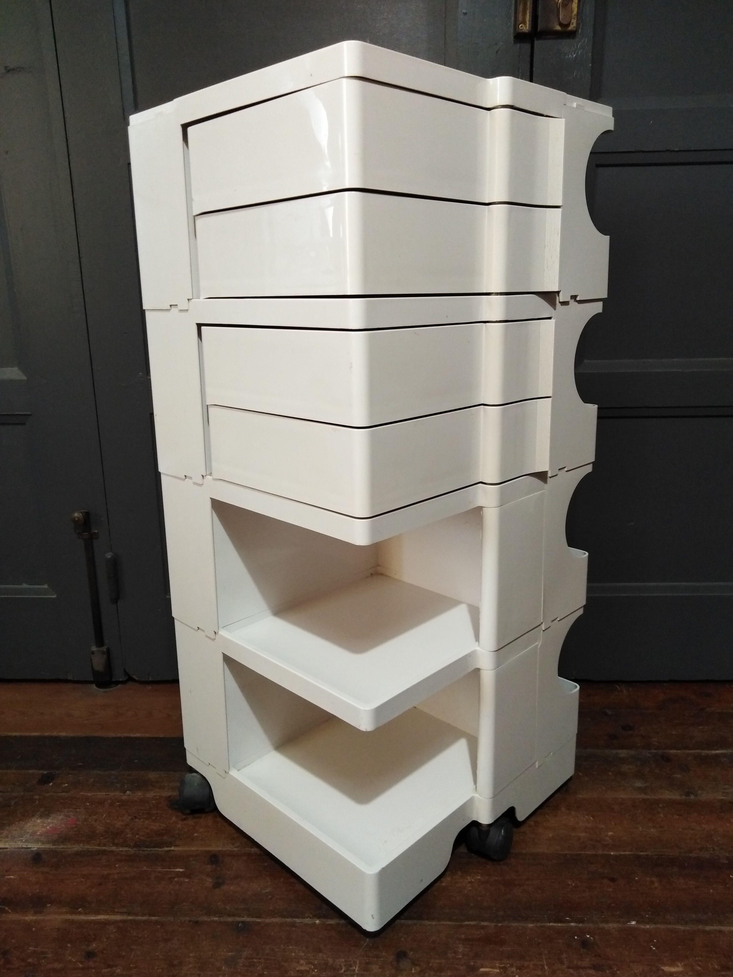 Joe Colombo - serves Boby Trolley