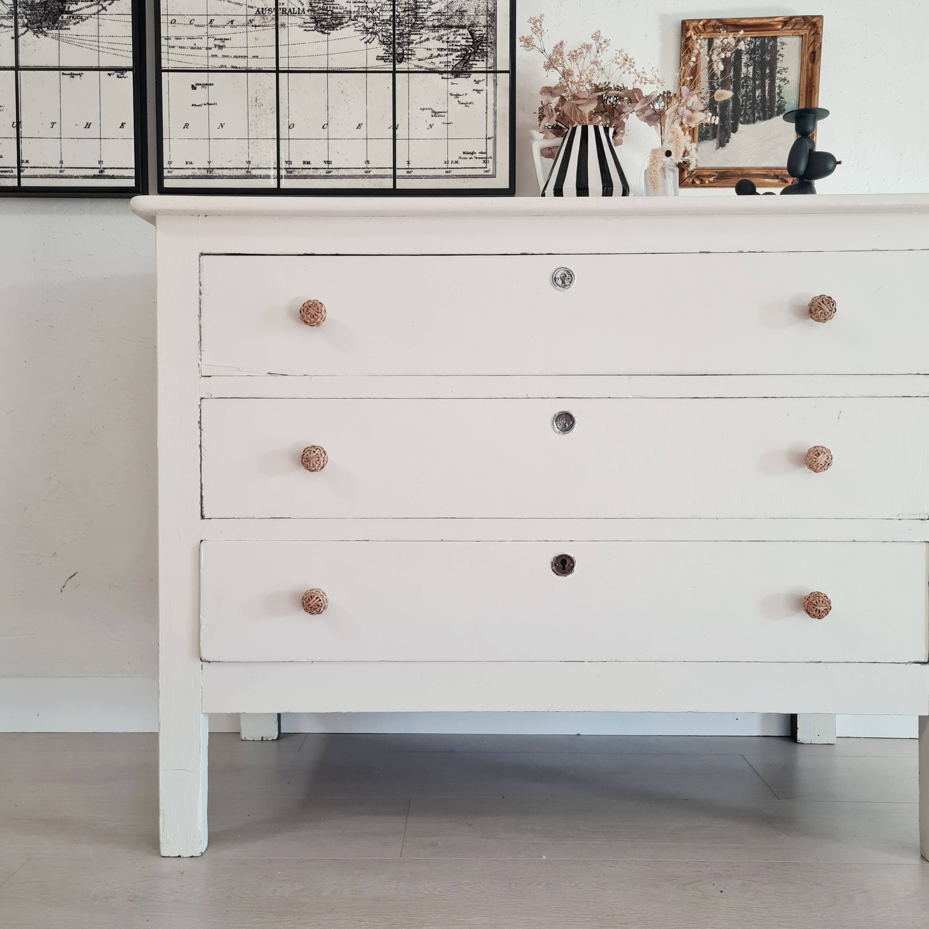 Old white wooden chest of drawers