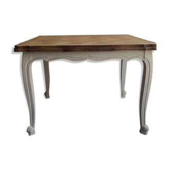 Shabby table with extension cords