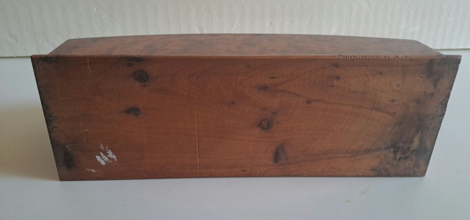 Courier holder in cedar