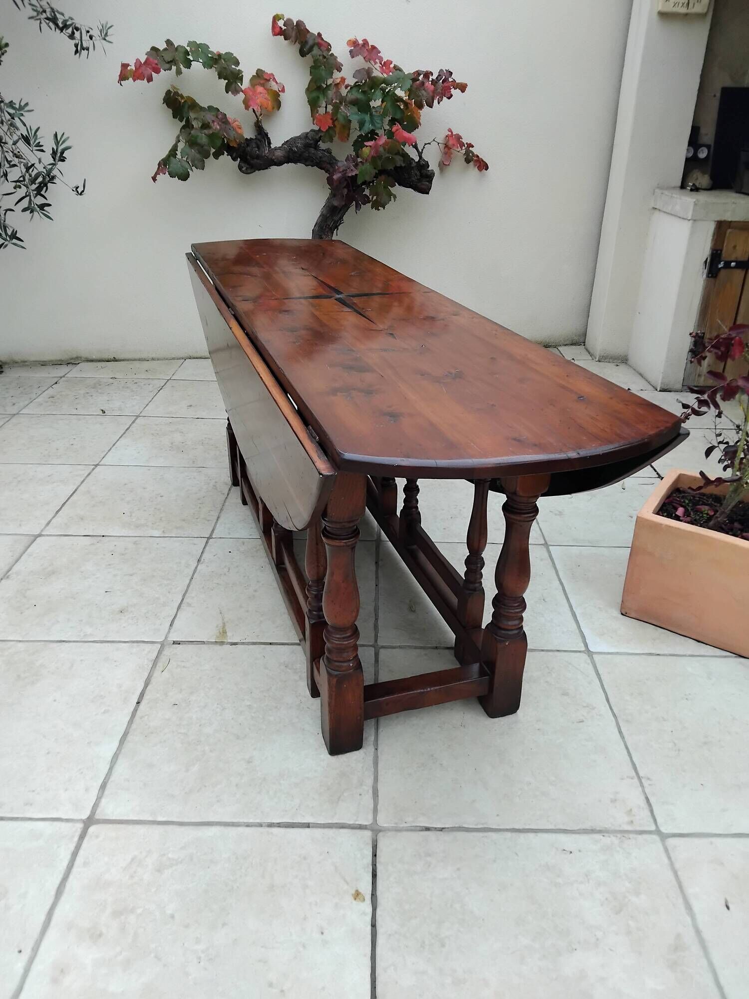 Antique large Gateleg table from the 16th century, oak with marquetry of a rose of the winds.