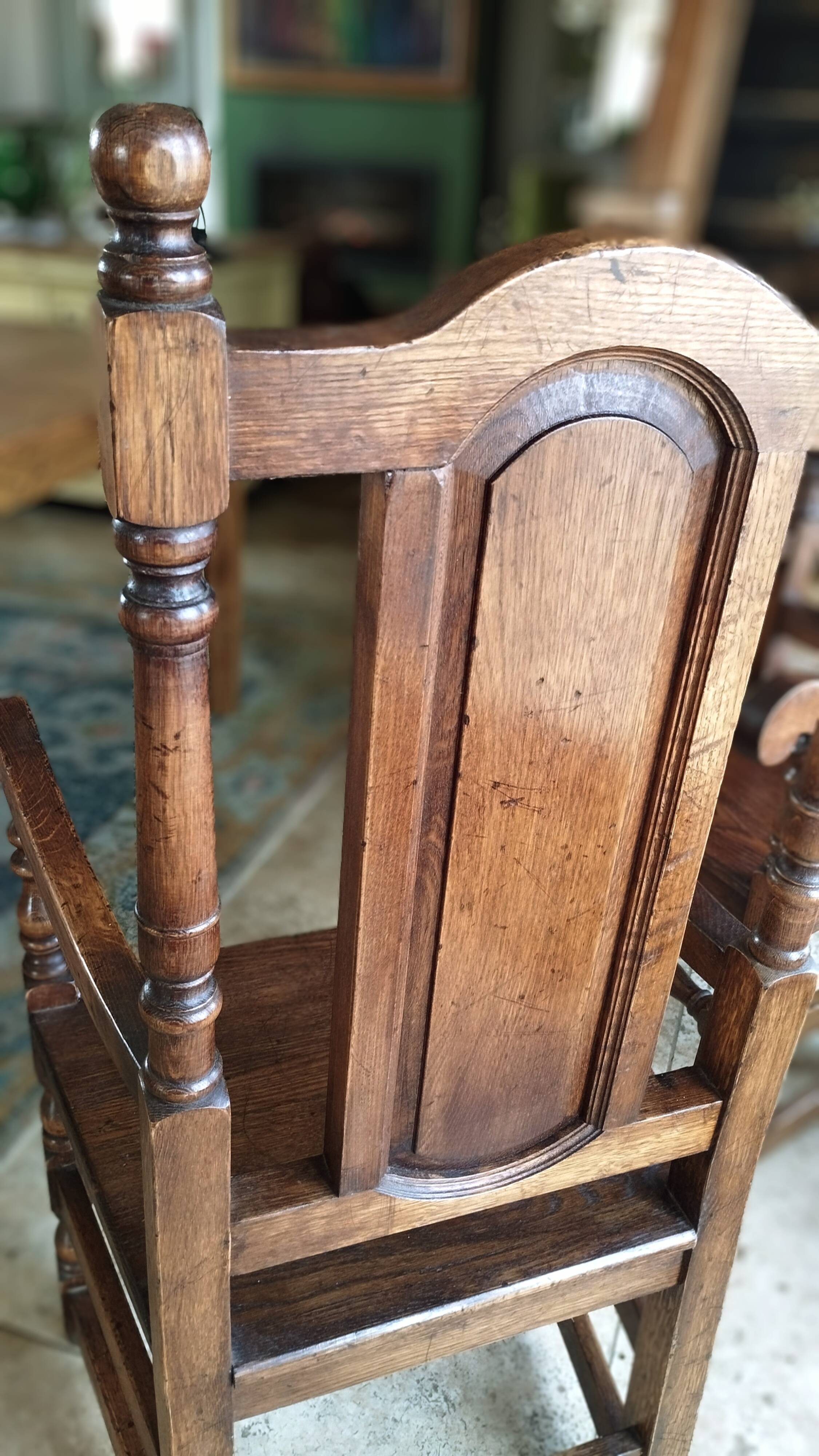 Paire de fauteuils en chêne massif patiné