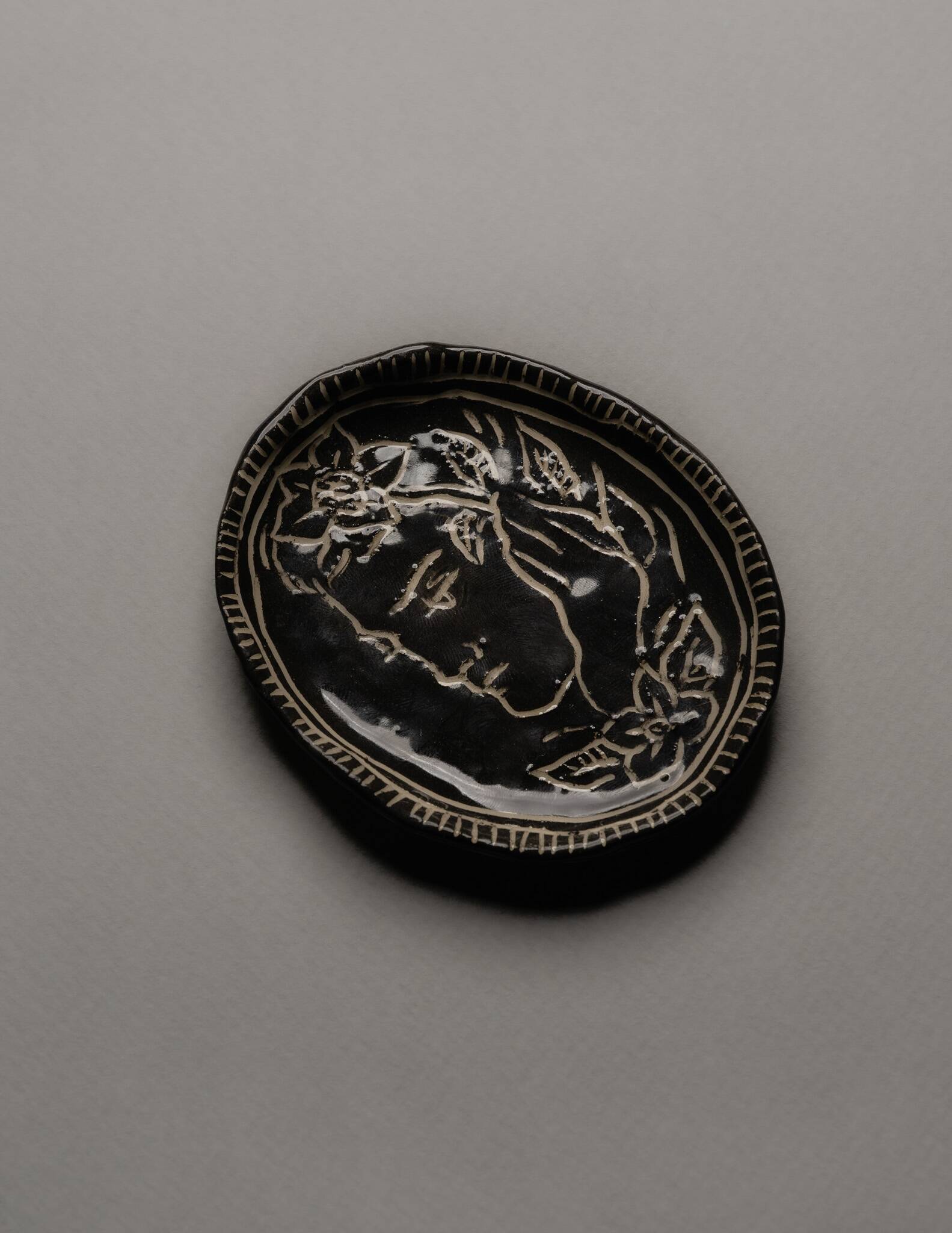 SMALL OVAL CERAMIC POCKET TRAY