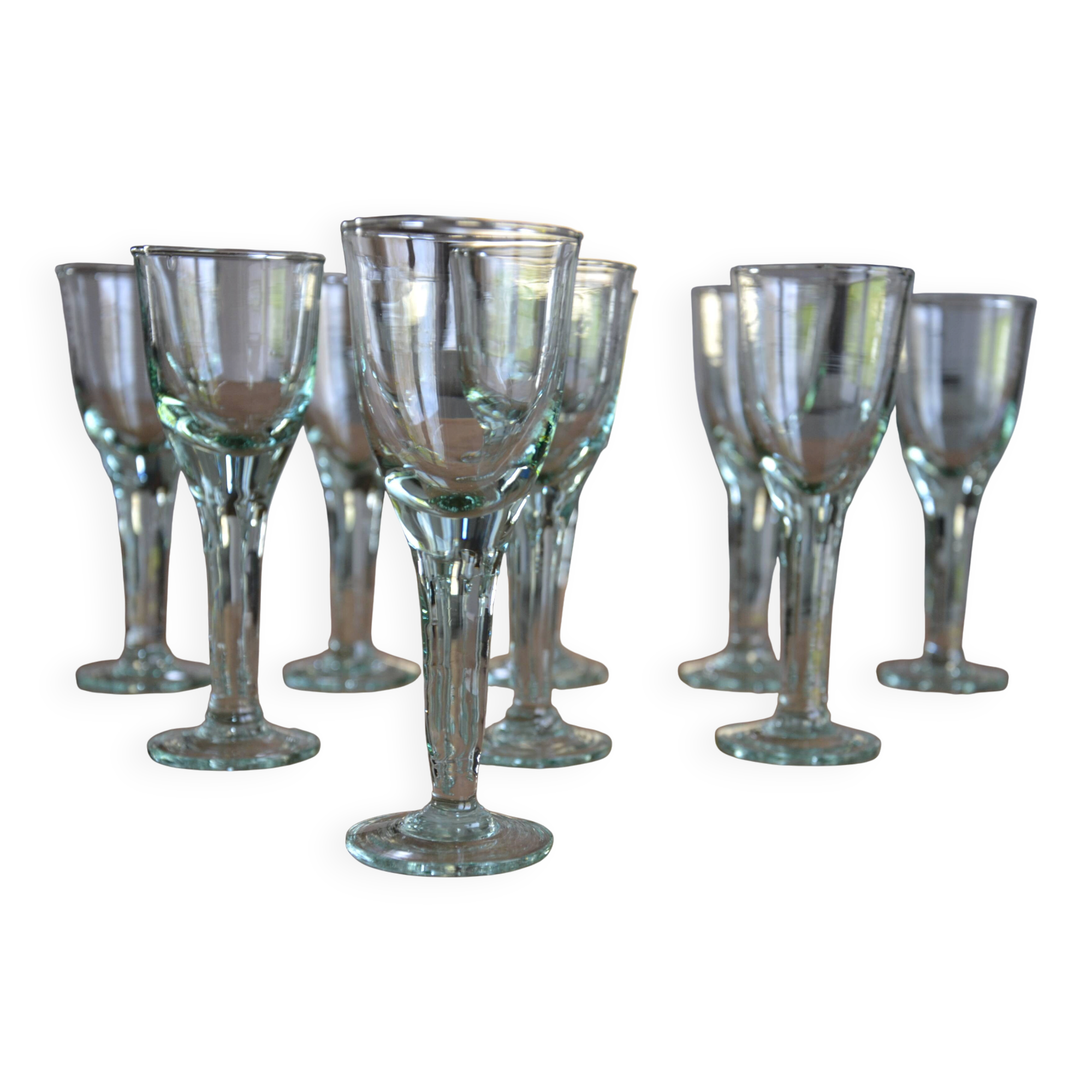 9 small stemmed sparkling glasses H 13 cm