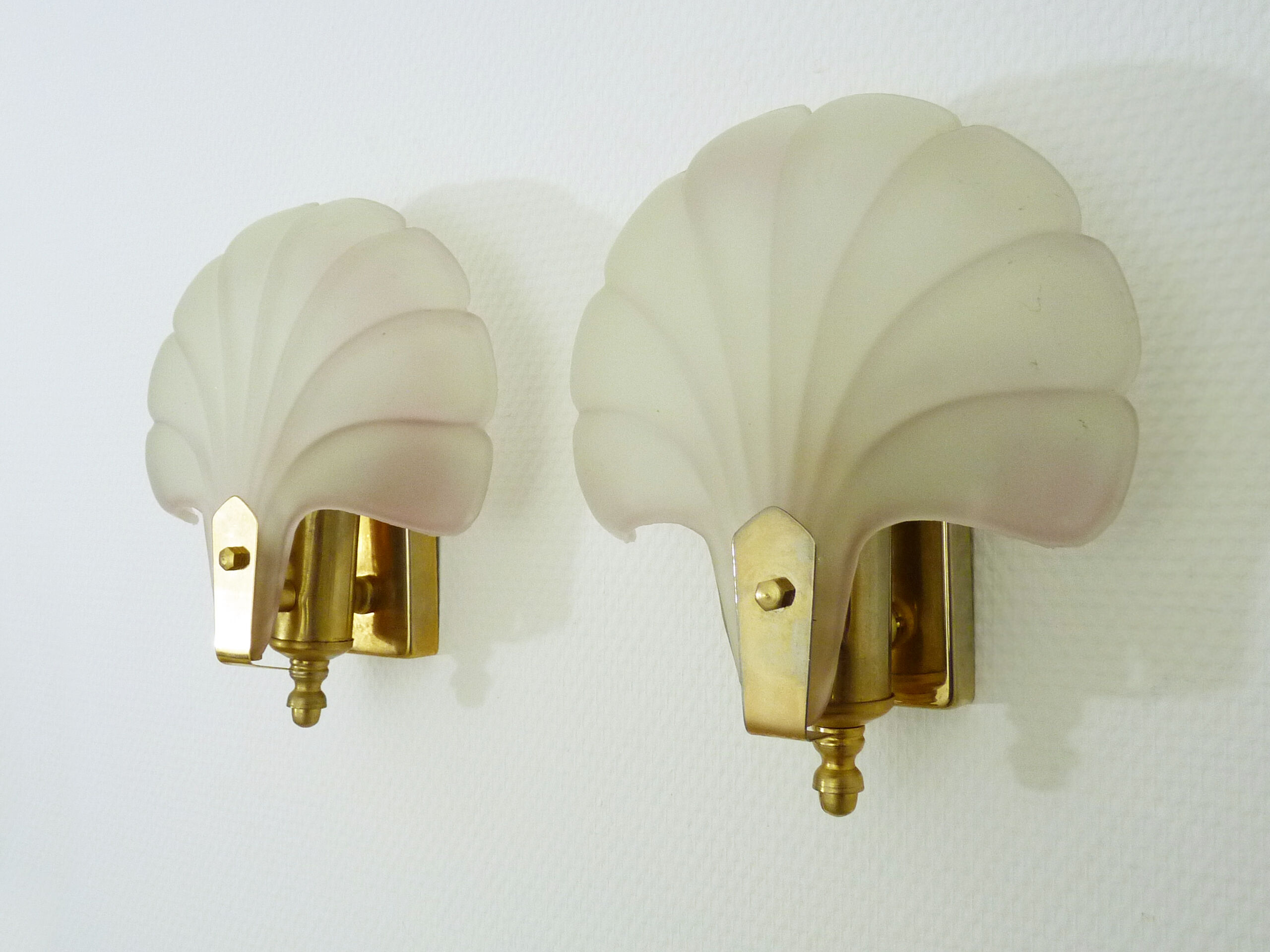 Paire d'appliques murales coquillage en verre grivré, métal doré et laiton des années 70