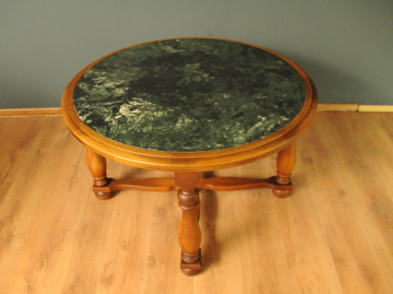 Table basse scandinave avec plateau en marbre