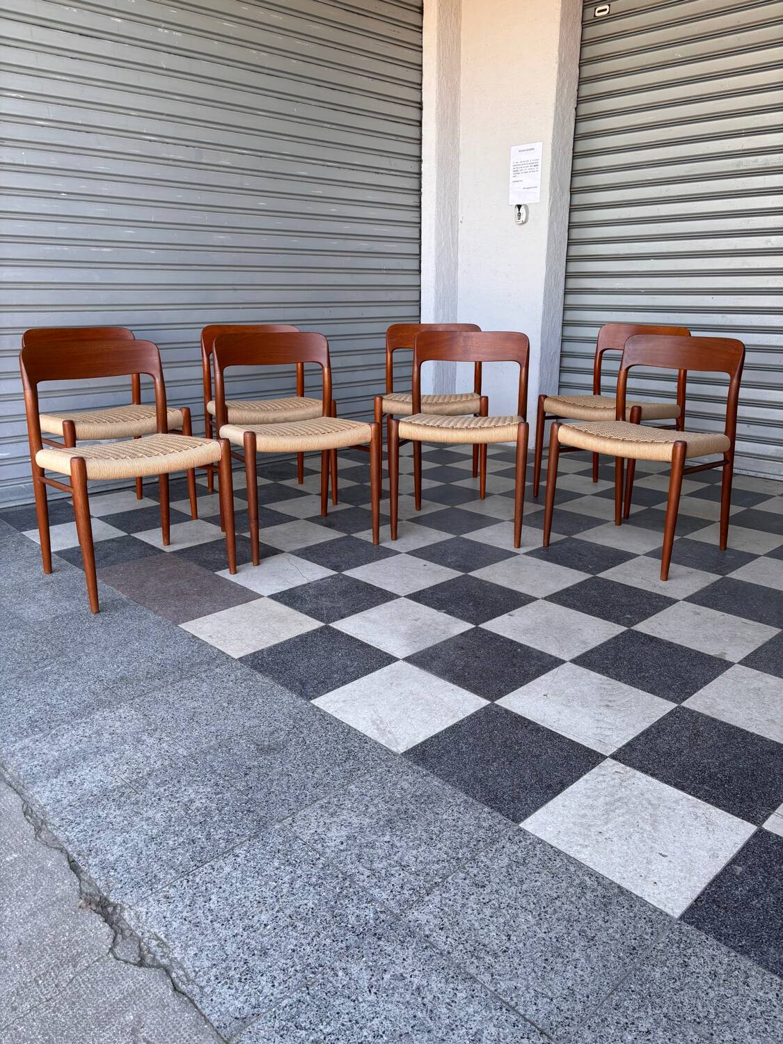 Série de 8 chaises Møller 75
