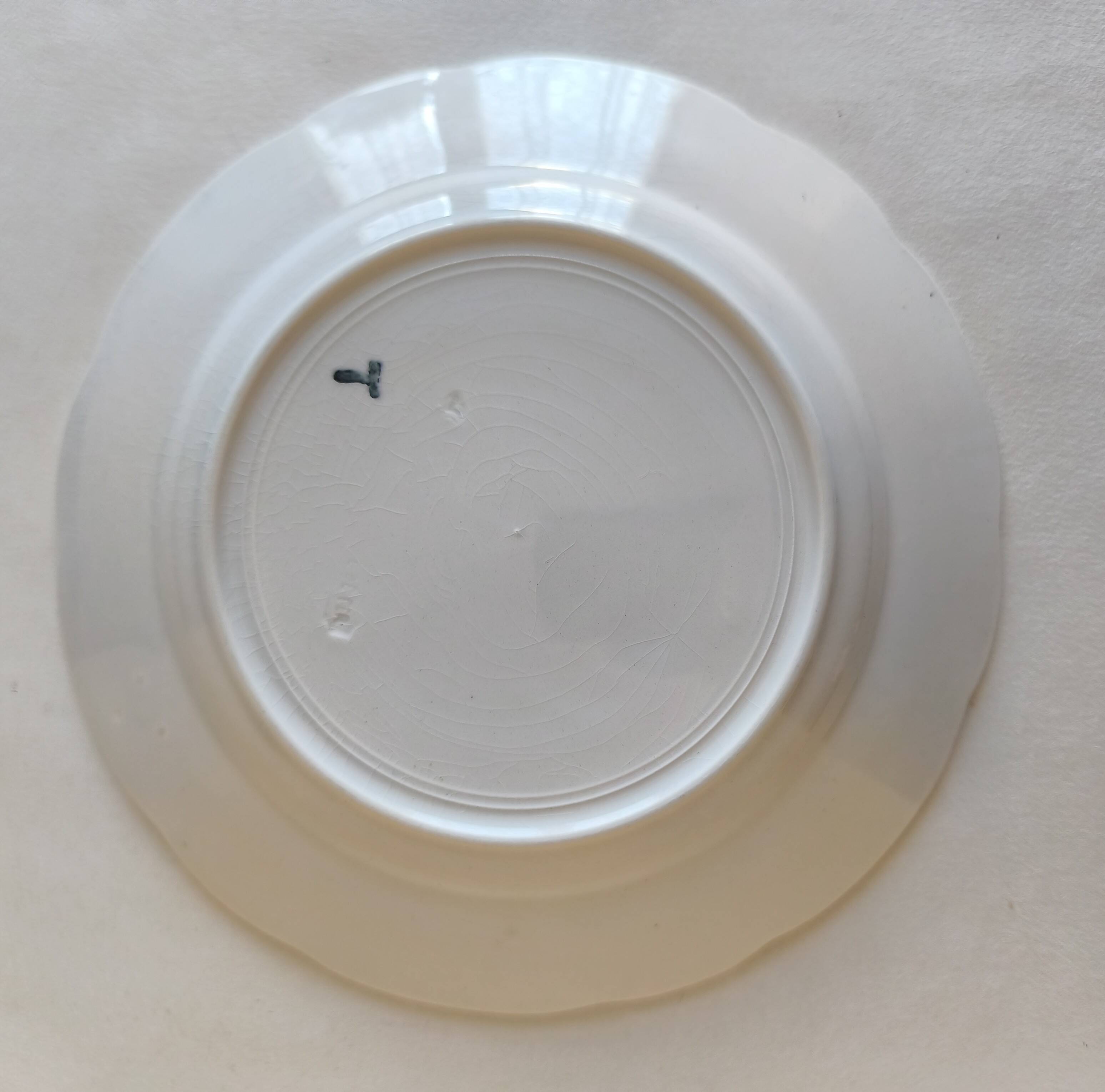 Plate with scalloped edge in antique earthenware