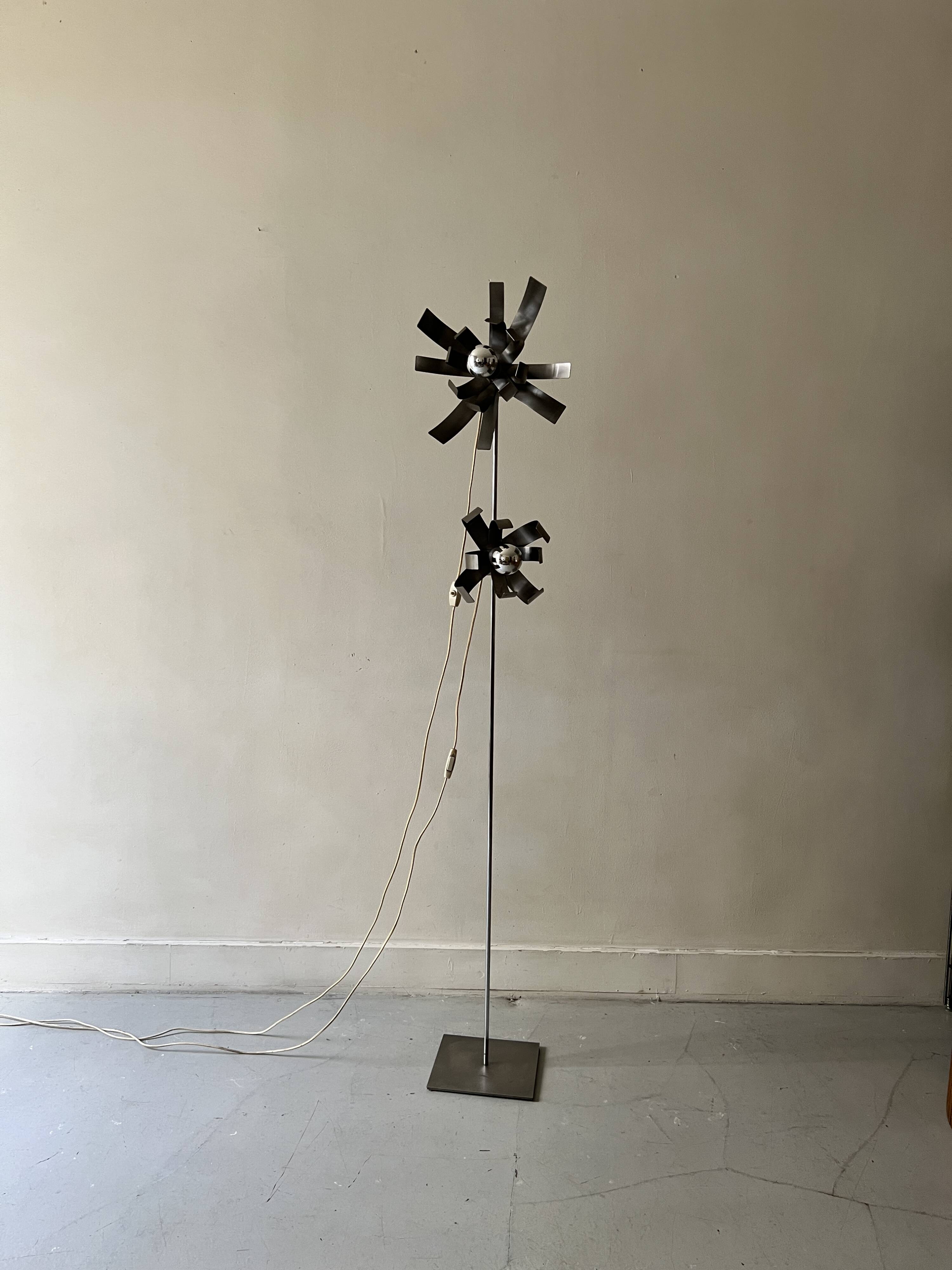 Jocelyn Troche (XXe siècle) Lampadaire fleur en acier chromé, design 1970