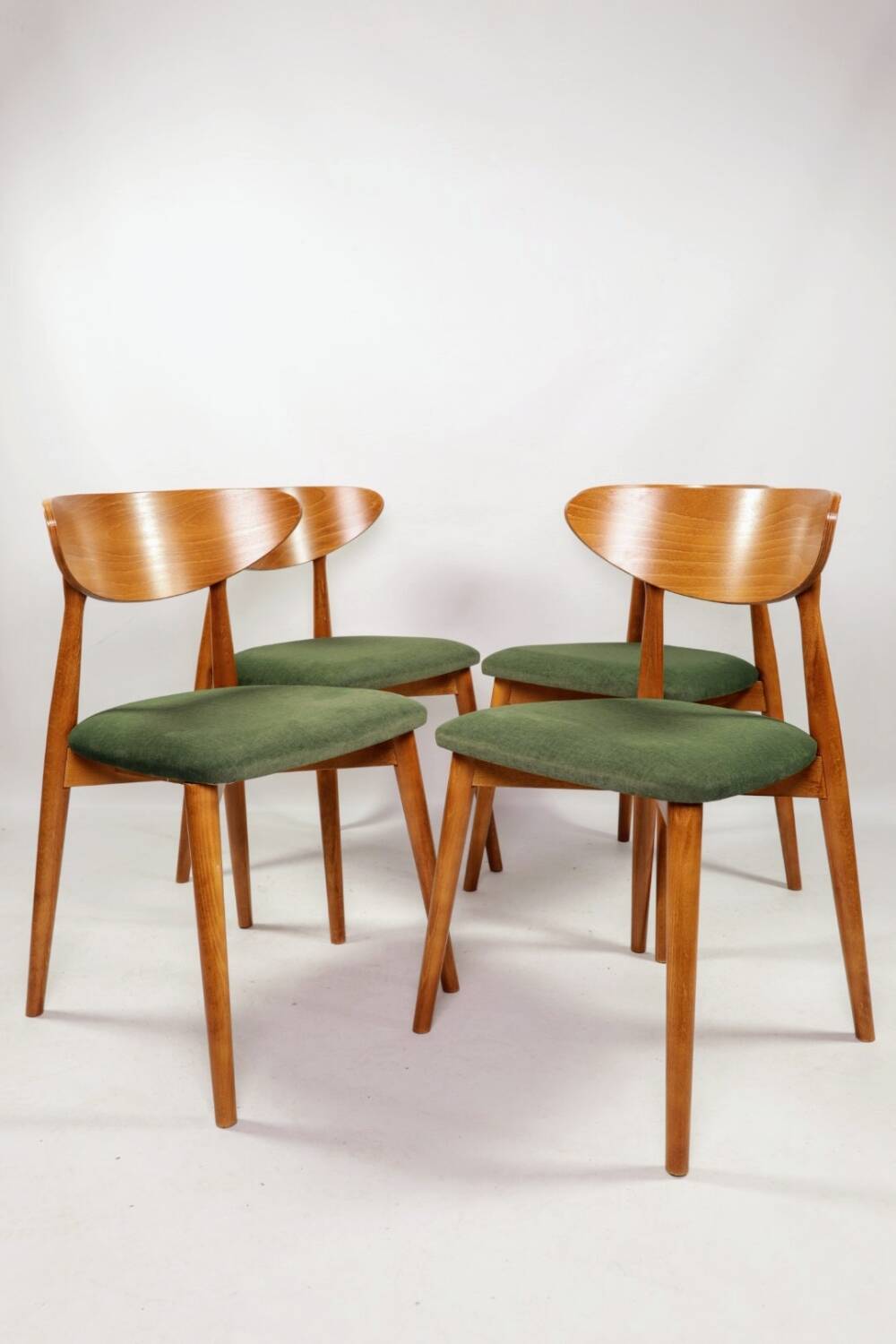 Scandinavian design dining room chairs in green velvet, set of 4